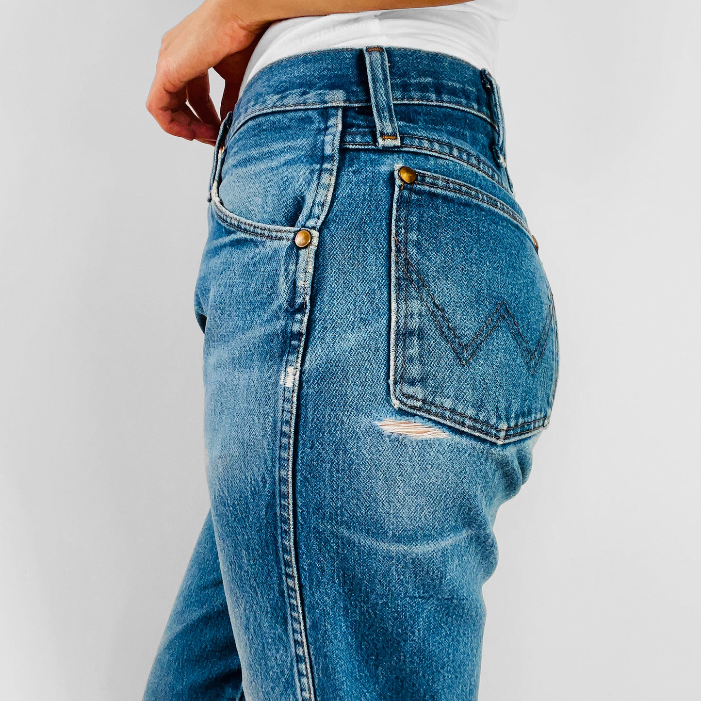 1980s Distressed Well-Worn Wrangler Boyfriend High-Waisted Ripped-Knee Denim Jeans - Waist 31