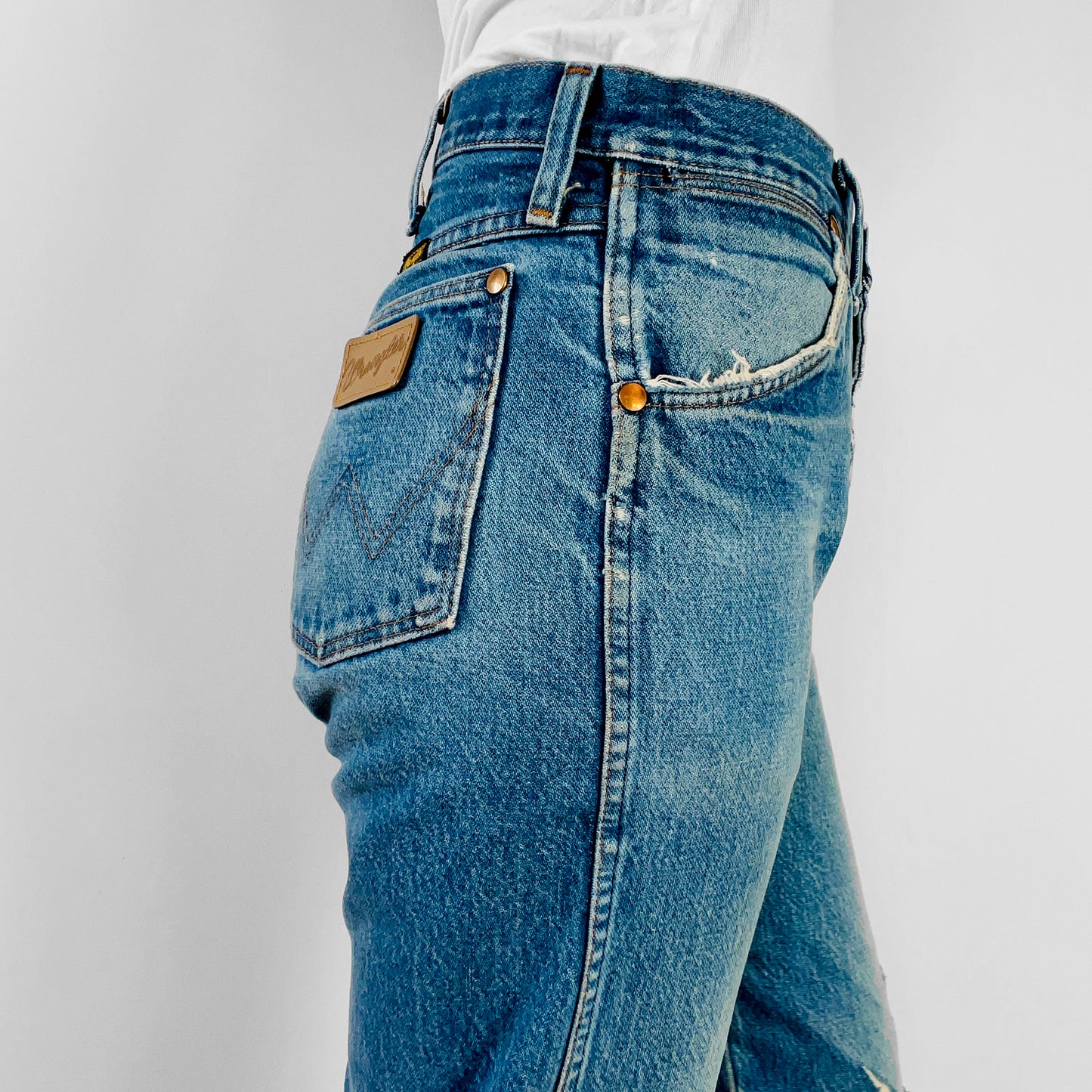 1980s Distressed Well-Worn Wrangler Boyfriend High-Waisted Ripped-Knee Denim Jeans - Waist 31