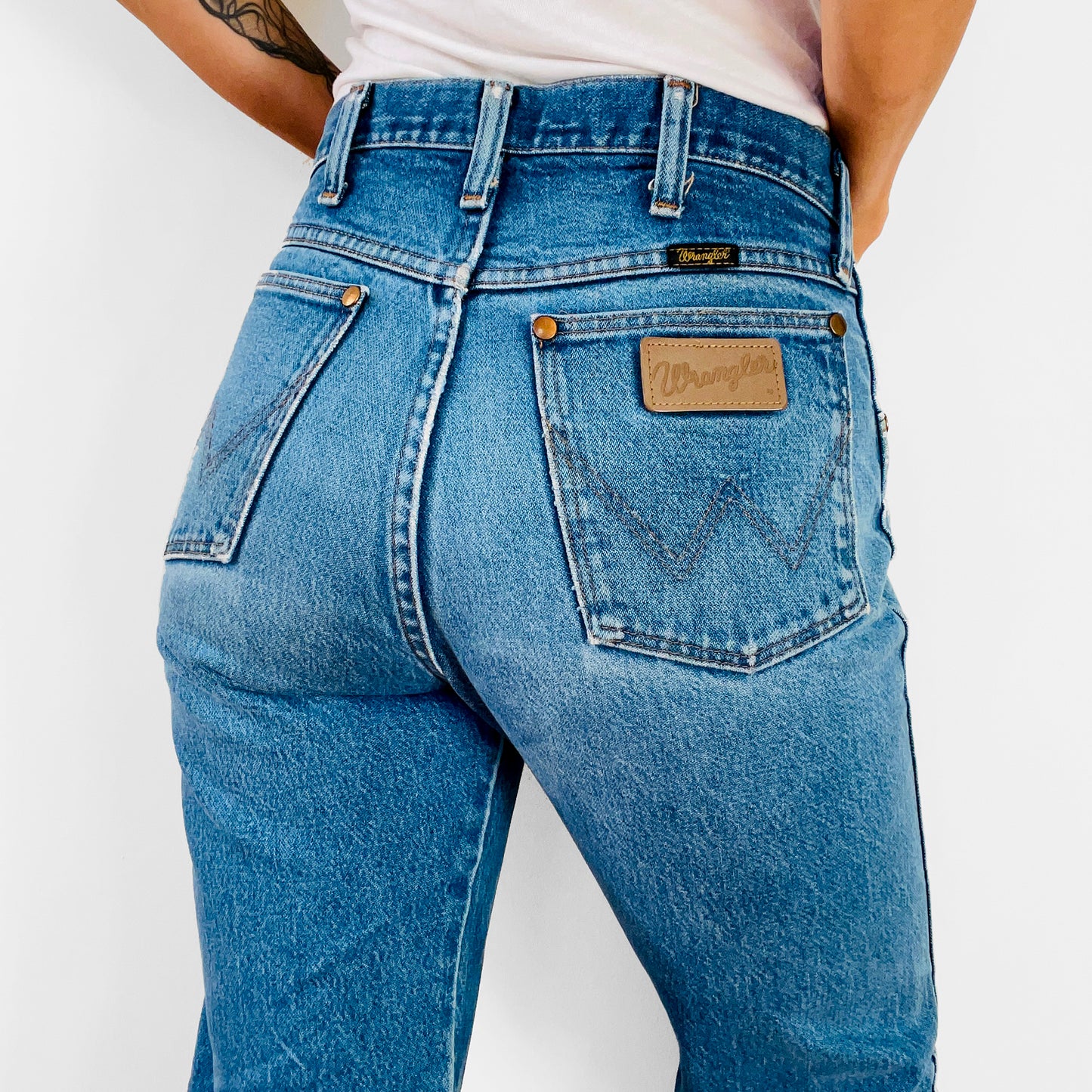 1980s Distressed Well-Worn Wrangler Boyfriend High-Waisted Ripped-Knee Denim Jeans - Waist 31