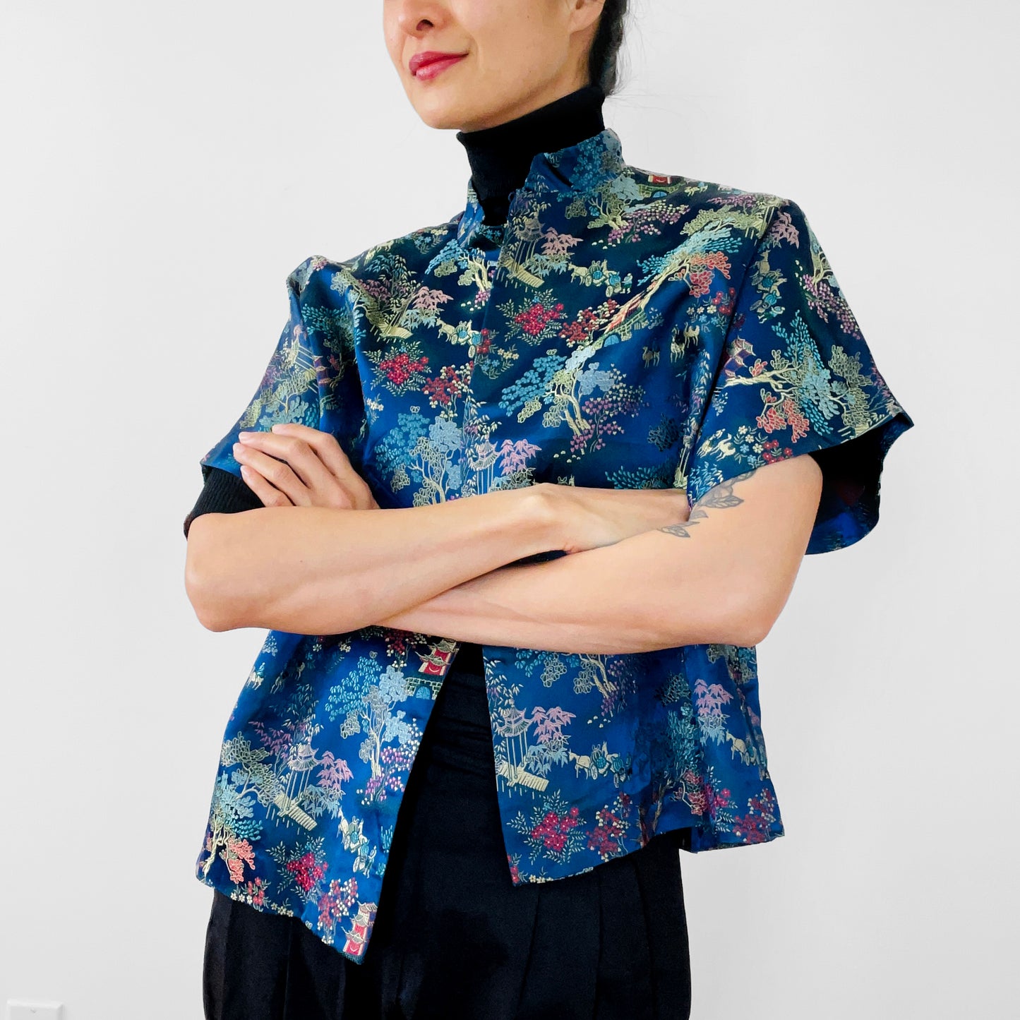 1960s Blue Sapphire Chinoiserie Patterned Short-Waisted Open-Front Jacket - S/M