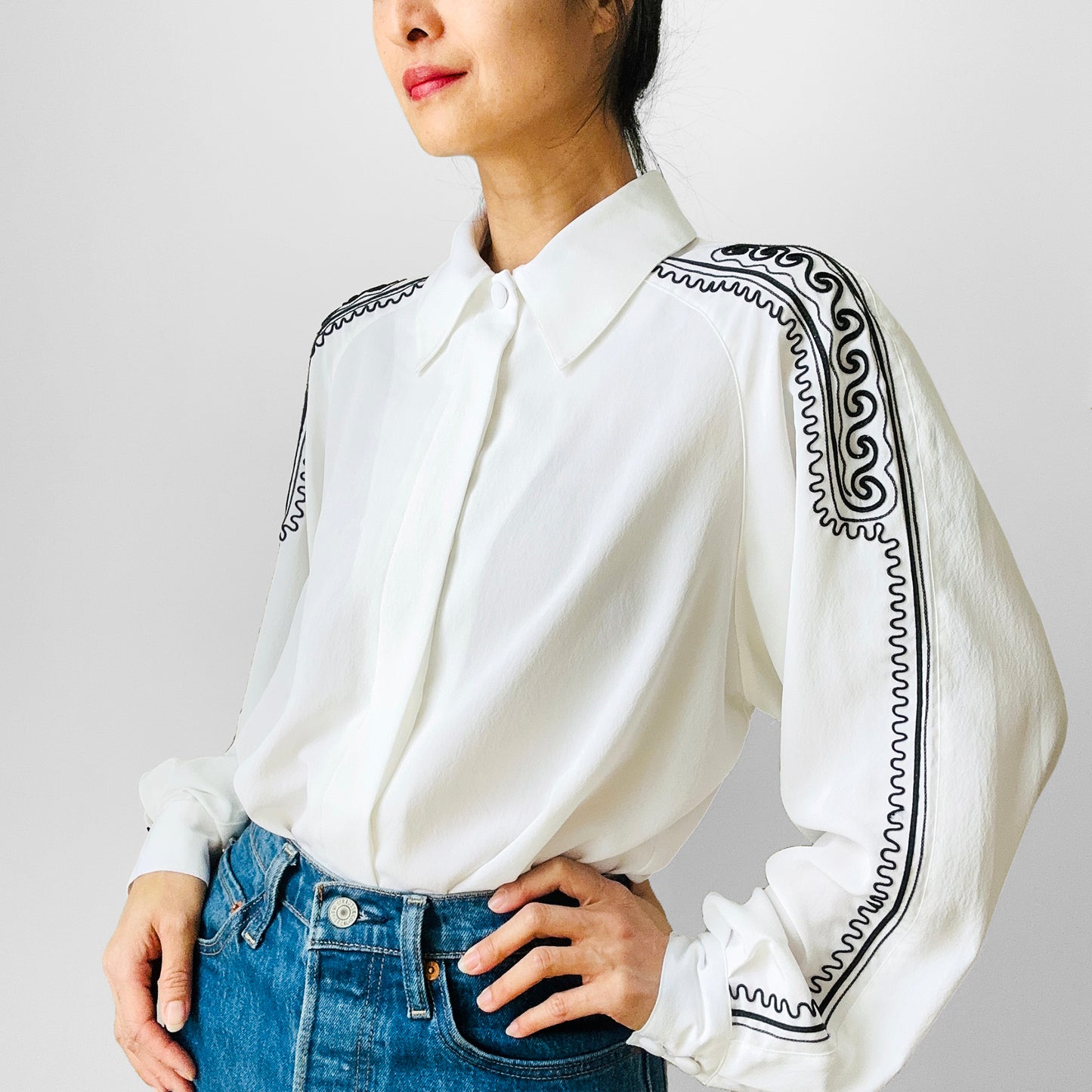 1980s White and Black Embroidered Applique Embellished Collared Button-Up Blouse - S/M