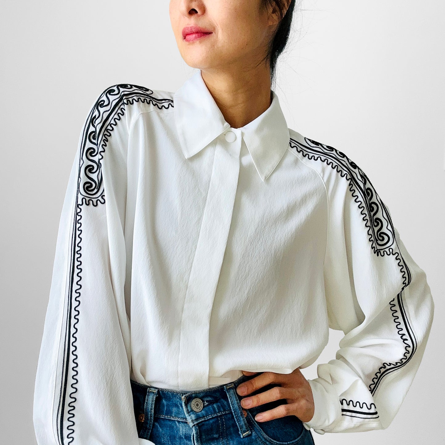 1980s White and Black Embroidered Applique Embellished Collared Button-Up Blouse - S/M