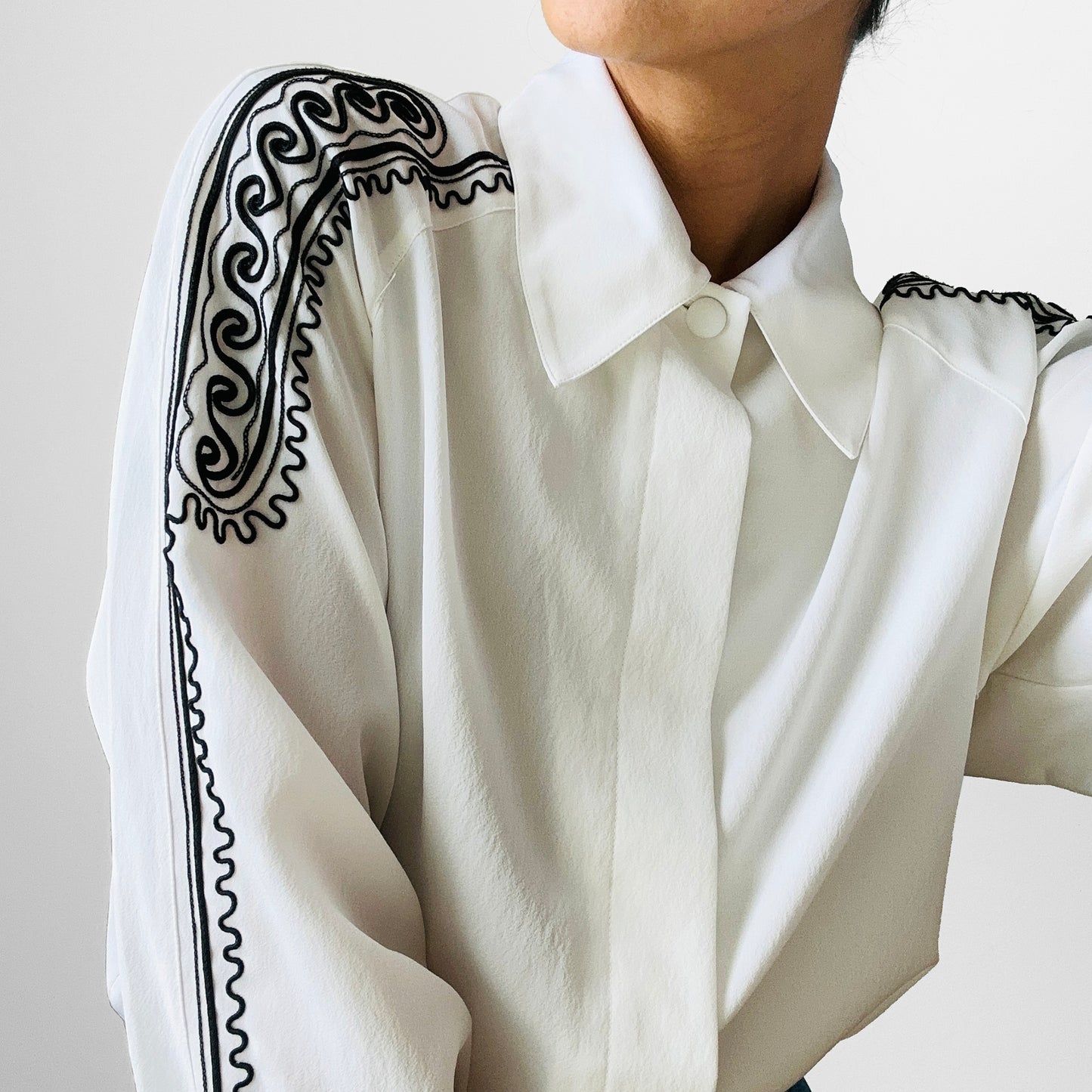 1980s White and Black Embroidered Applique Embellished Collared Button-Up Blouse - S/M