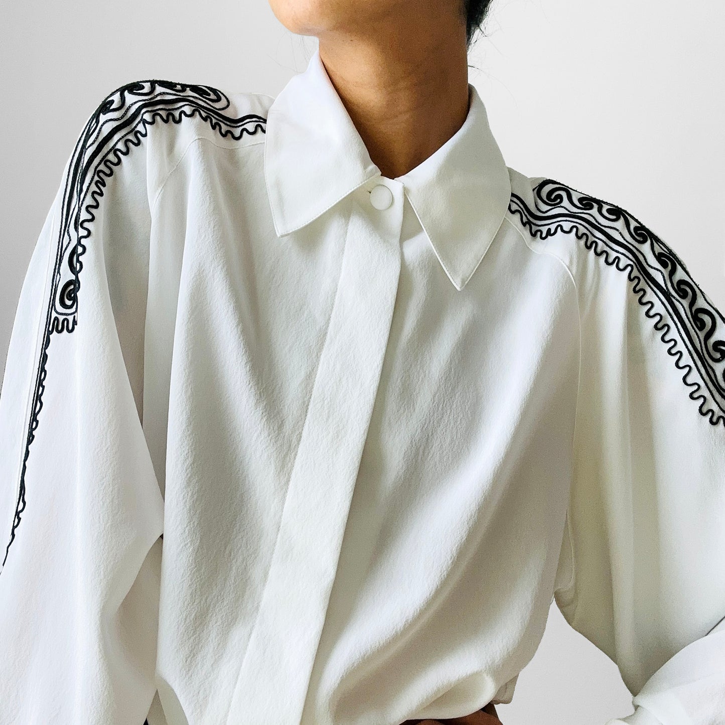 1980s White and Black Embroidered Applique Embellished Collared Button-Up Blouse - S/M