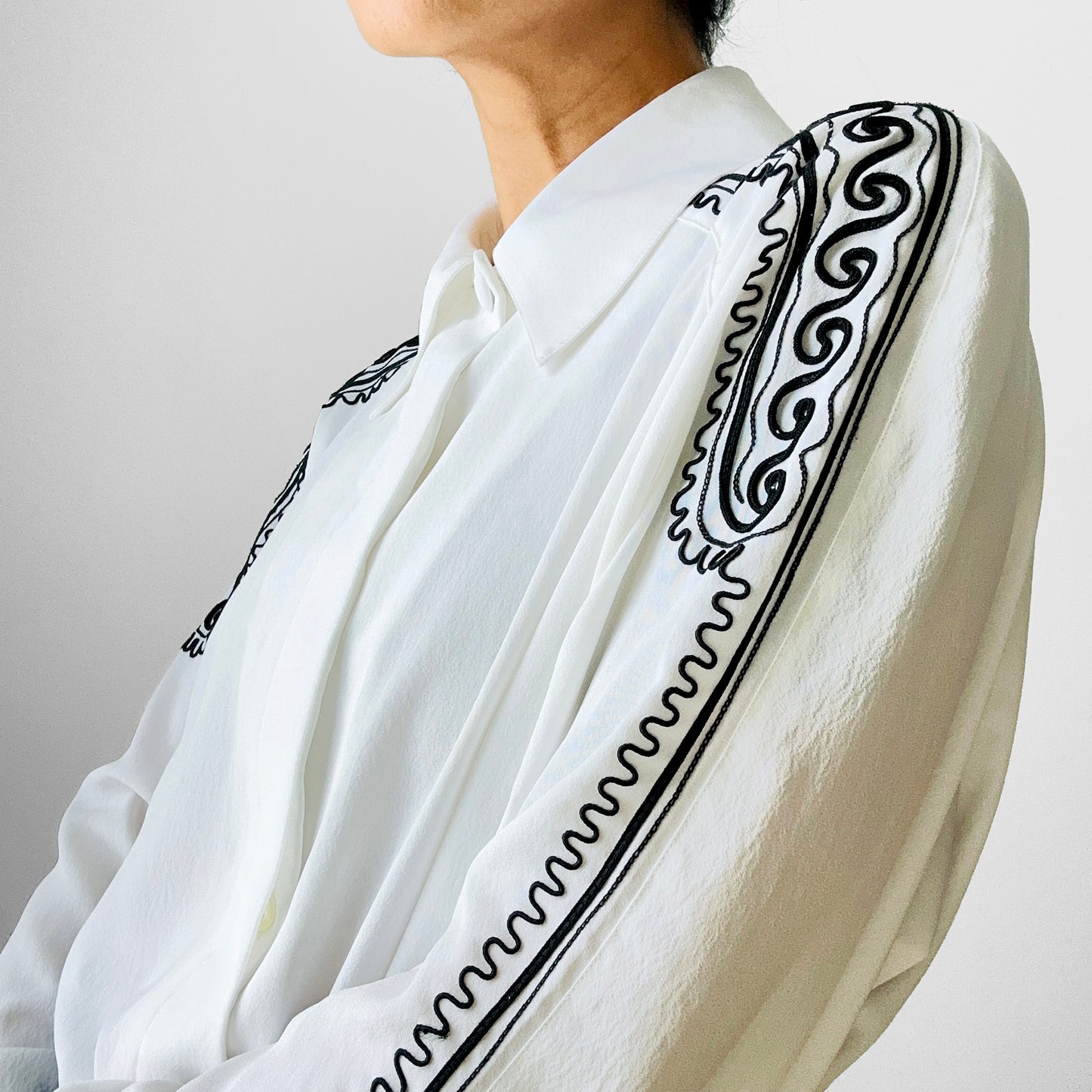 1980s White and Black Embroidered Applique Embellished Collared Button-Up Blouse - S/M