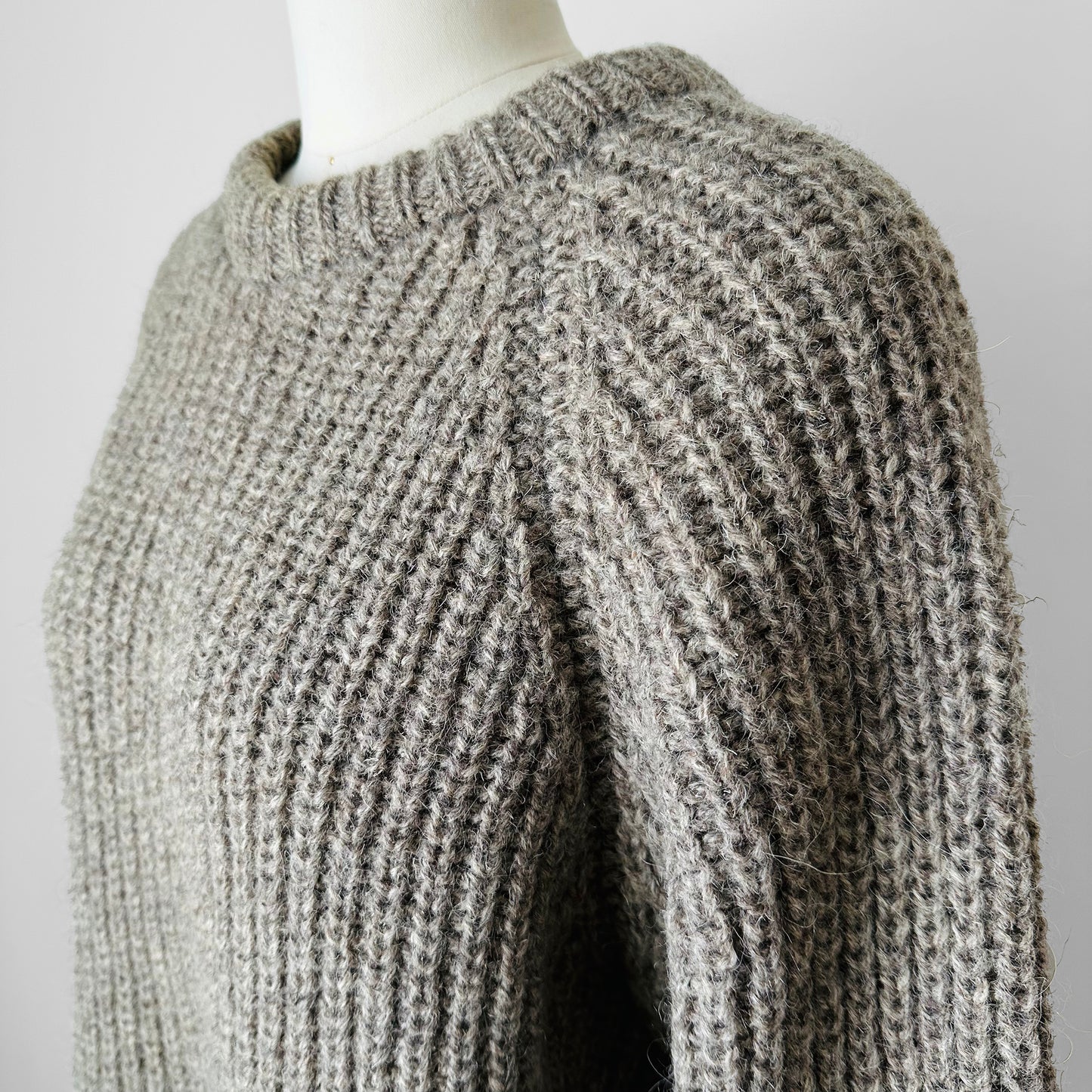 Grey Beige Heavy Wool Ribbed Well-Worn Knit Crew Neck Pullover Sweater - Sz. M