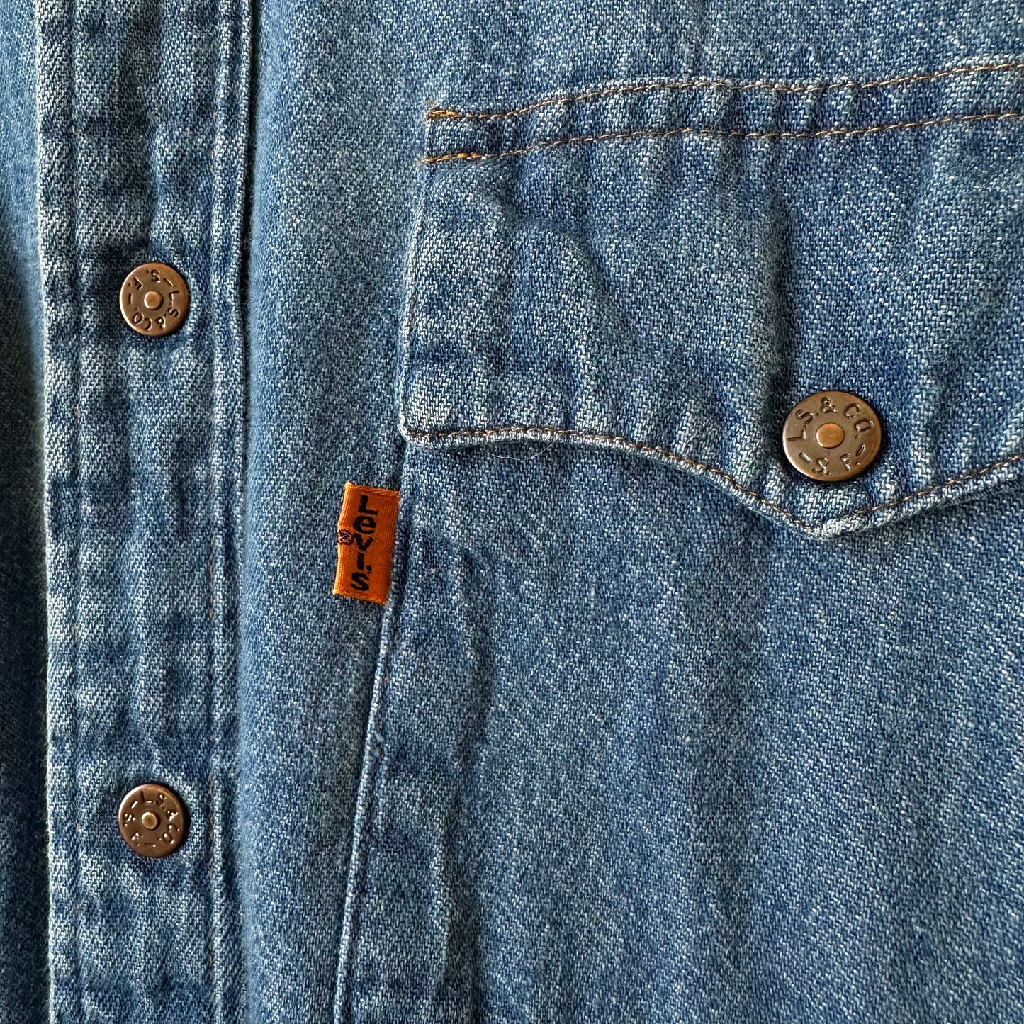 1970s Orange Tab Levi's Snap-Button Blue Jean Denim Soft Chambray Shirt - M/L