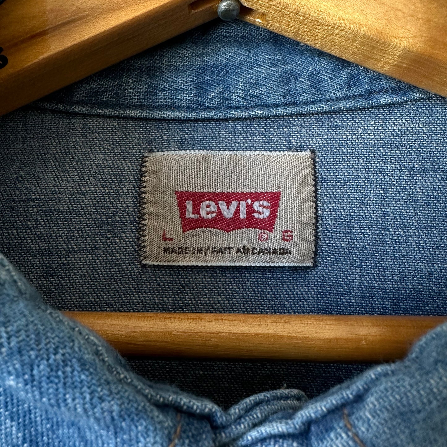 1970s Orange Tab Levi's Snap-Button Blue Jean Denim Soft Chambray Shirt - M/L