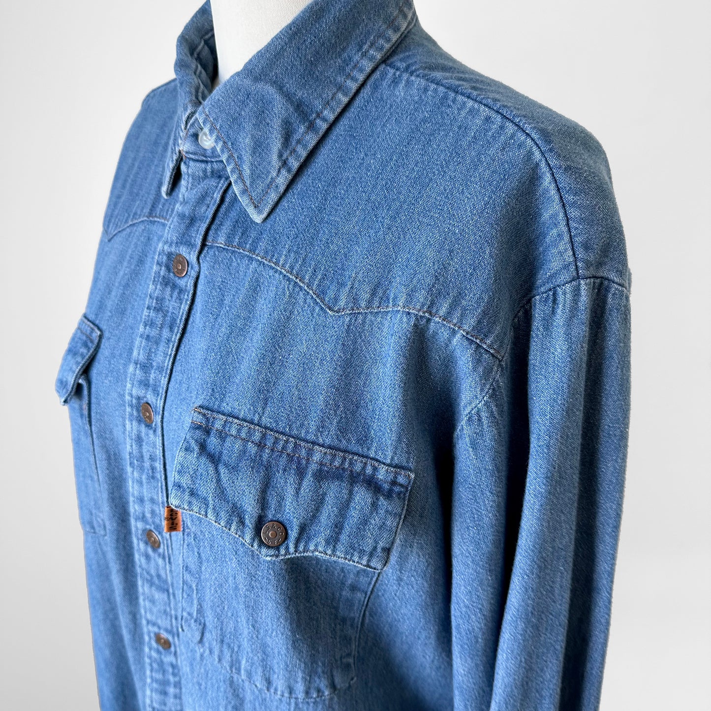 1970s Orange Tab Levi's Snap-Button Blue Jean Denim Soft Chambray Shirt - M/L