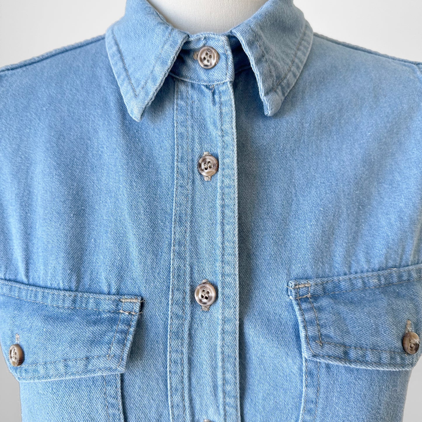 1990s Made in Canada Soft Worn Light Wash Denim Jean Sleeveless Button Front Collared Shirt - XXS/XS