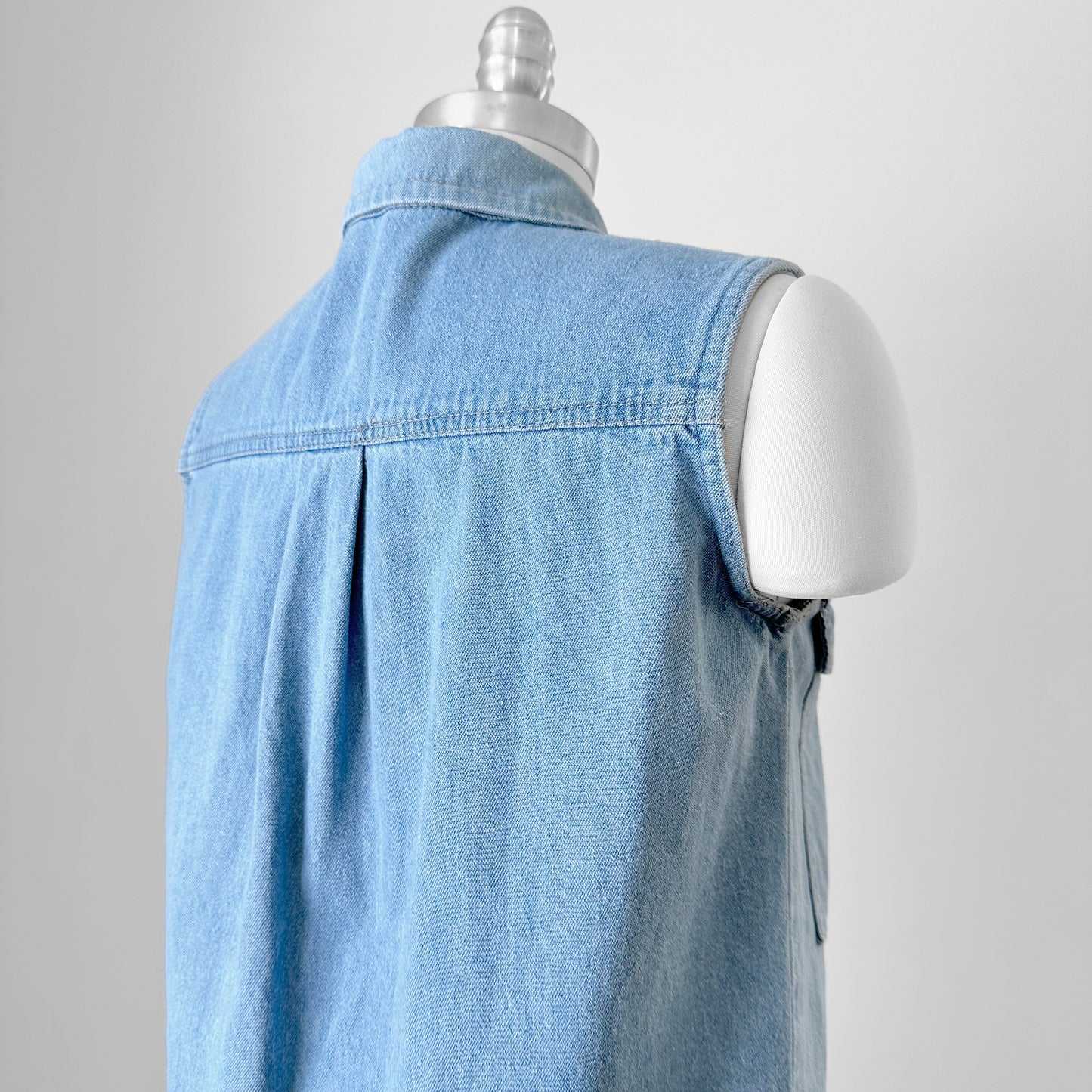 1990s Made in Canada Soft Worn Light Wash Denim Jean Sleeveless Button Front Collared Shirt - XXS/XS