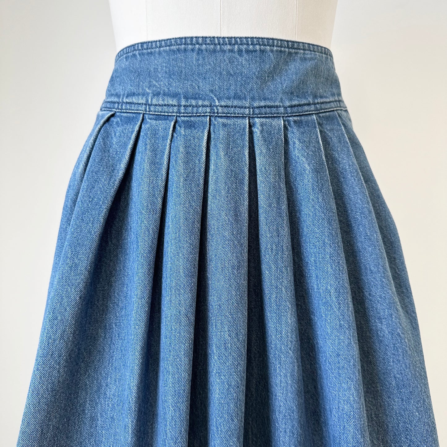 1980s Sasson Pleated Side Snap Button Midi-Length Medium Wash Denim Blue Jean Skirt - Waist 32