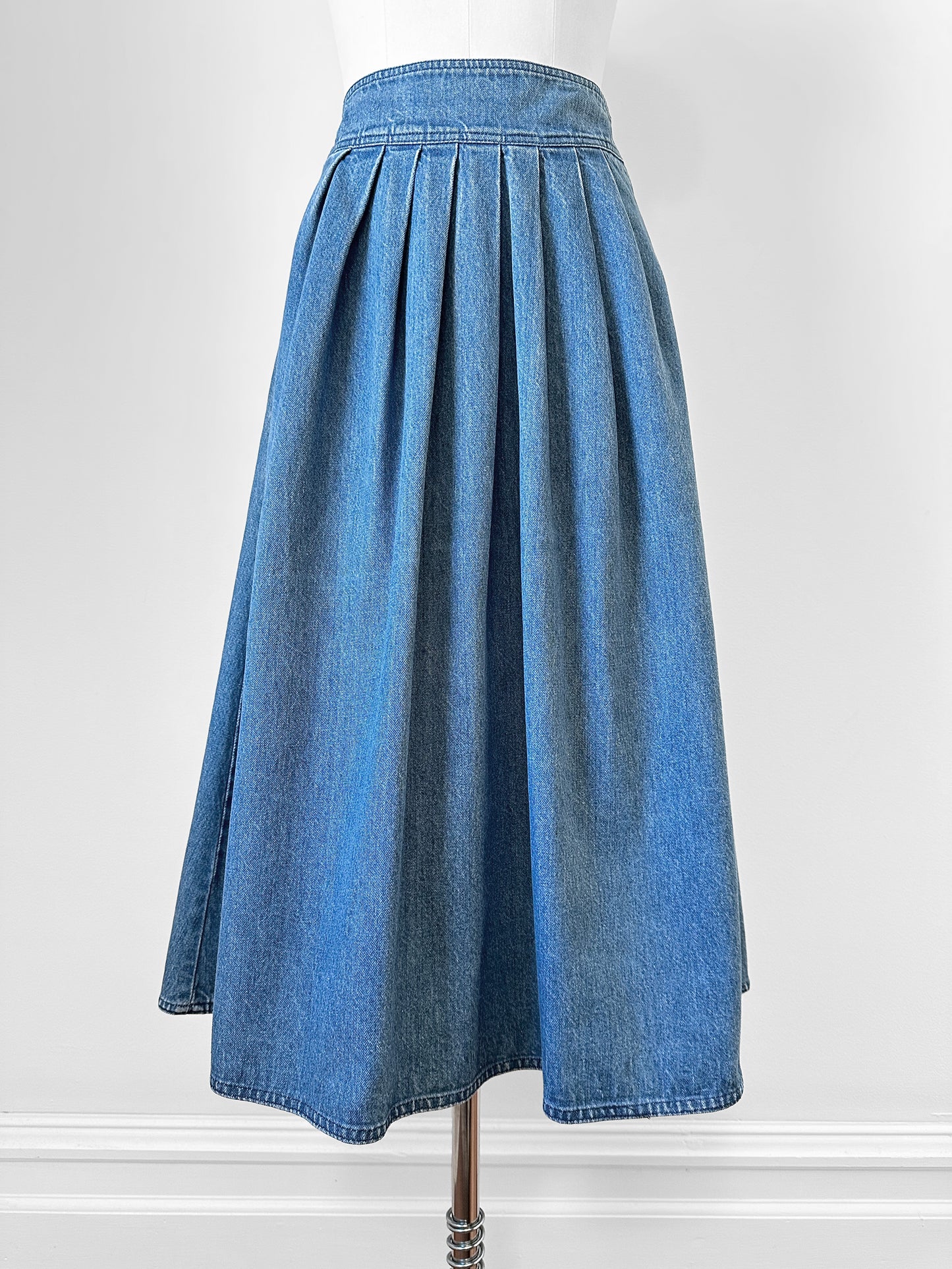 1980s Sasson Pleated Side Snap Button Midi-Length Medium Wash Denim Blue Jean Skirt - Waist 32