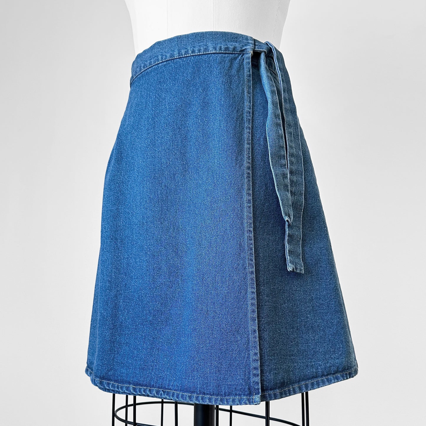 1990s High-Waisted A-Line Denim Jean Above-The-Knee Wrap Skirt - Waist 29