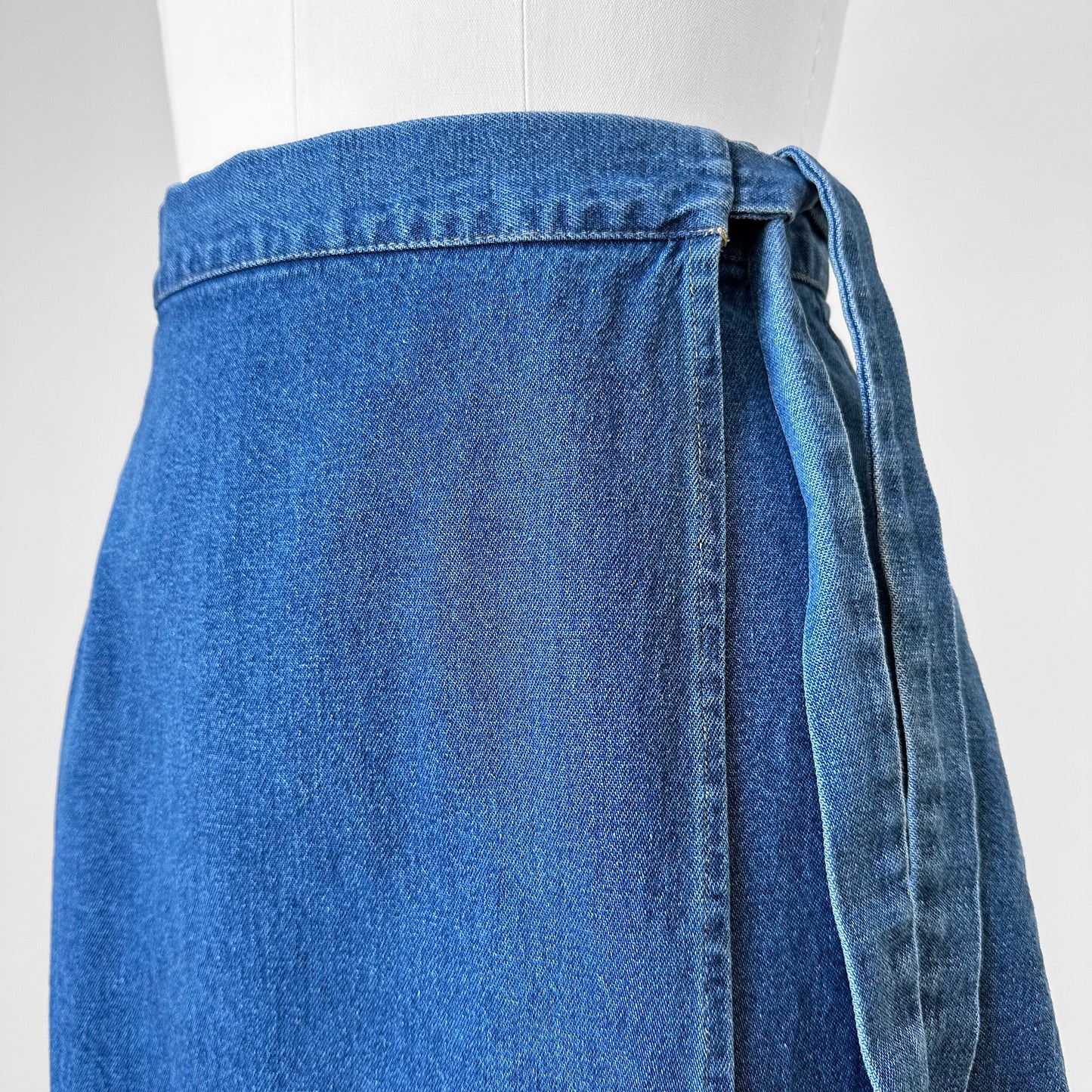 1990s High-Waisted A-Line Denim Jean Above-The-Knee Wrap Skirt - Waist 29