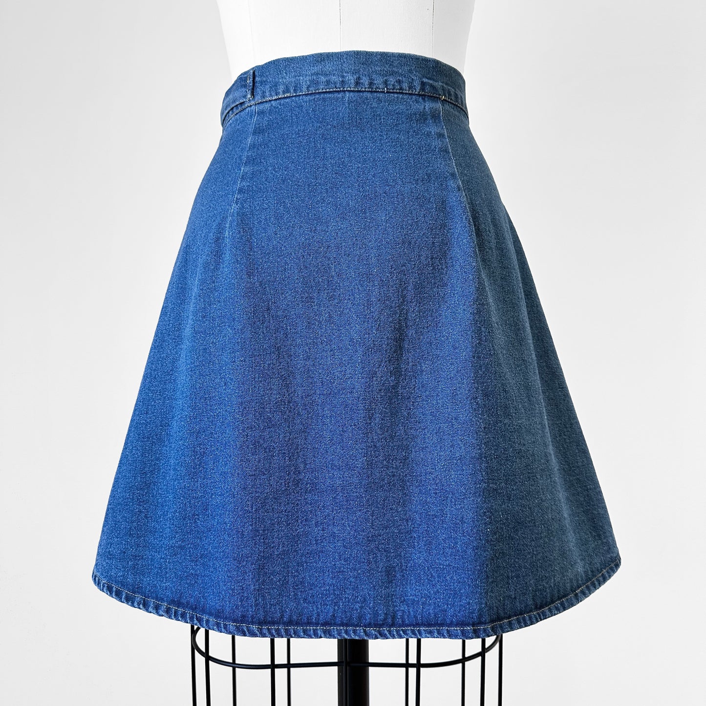 1990s High-Waisted A-Line Denim Jean Above-The-Knee Wrap Skirt - Waist 29