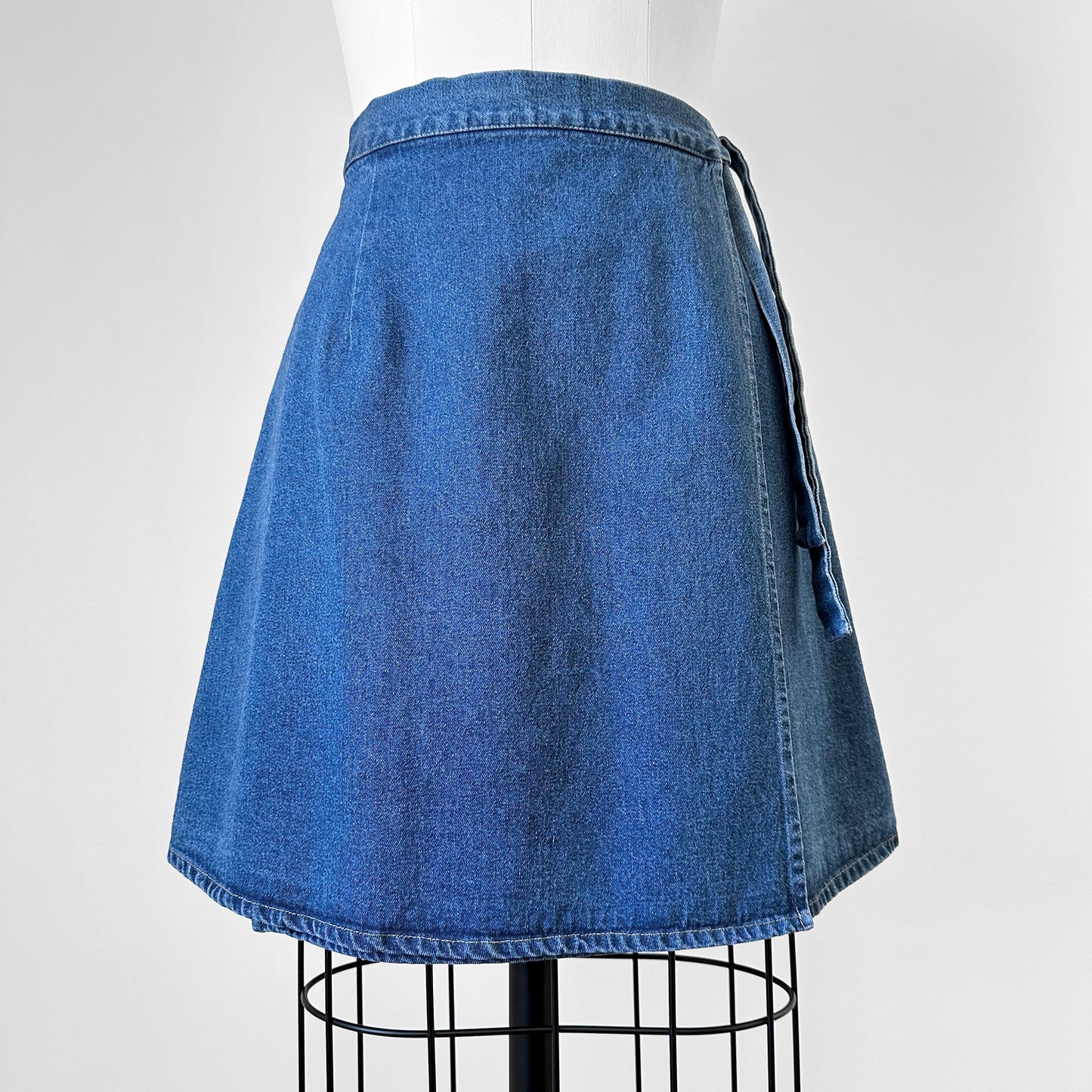 1990s High-Waisted A-Line Denim Jean Above-The-Knee Wrap Skirt - Waist 29