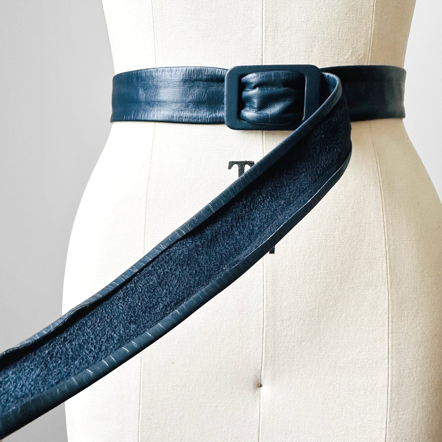 1980s Navy Blue Leather Slip Belt - O/S