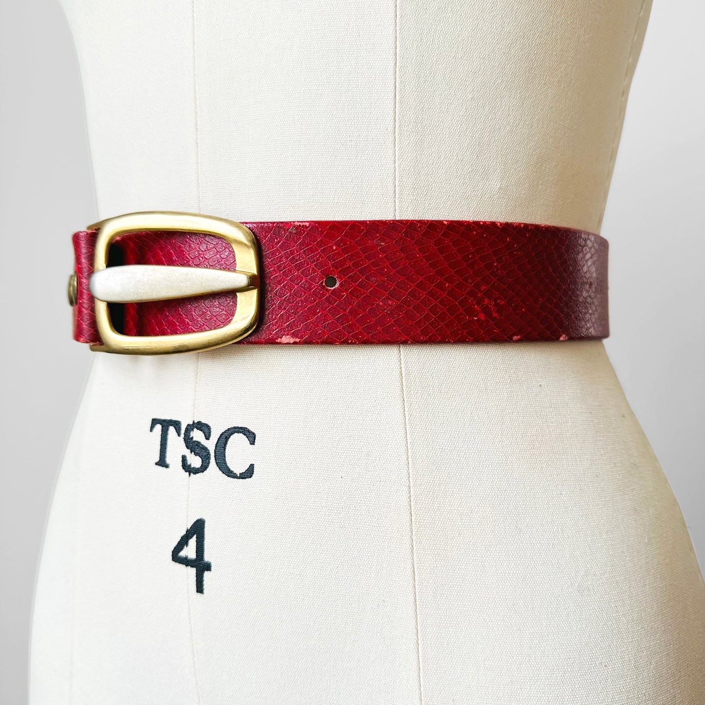 1980s Red Gold Buckle Faux Snakeskin Laminated Leather Belt - Sz. 36-30