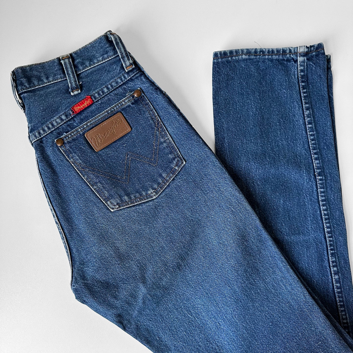 1980s - 1990s Made in the USA Medium Wash Red Tab High-Waisted Tapered Leg WRANGLER Denim Blue Jeans - Waist 28