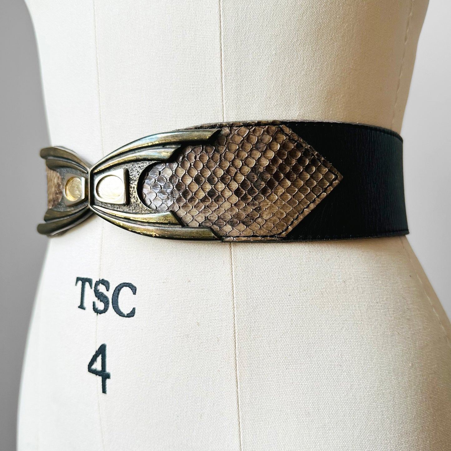 1980s Snakeskin Leather Hook Clasp Belt - Sz. 30-31