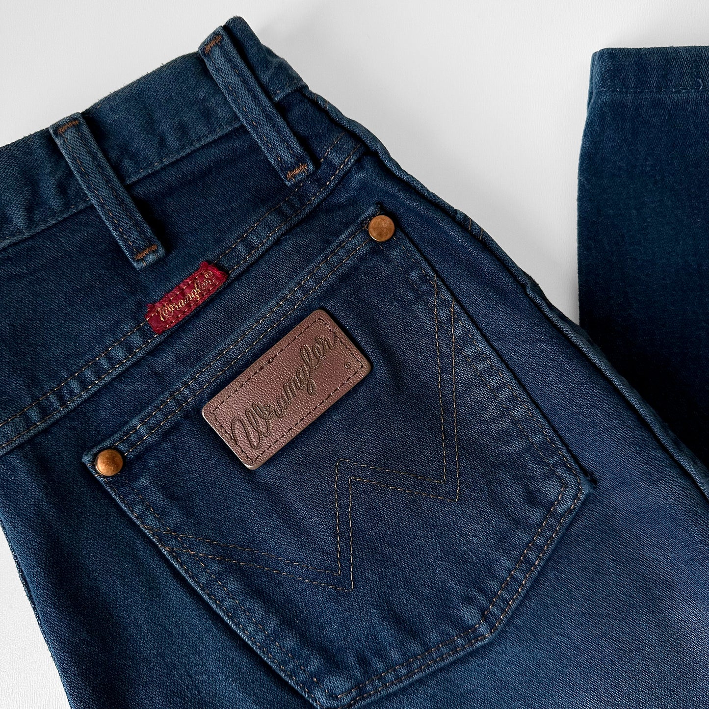 1990s Made in the USA Dark Blue Red Tab WRANGLER Straight Leg High-Waisted Mom Jeans - Waist 28