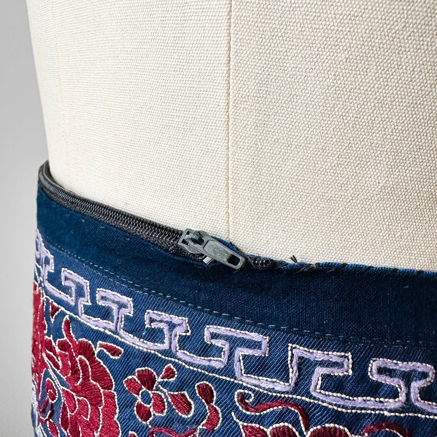 Embroidered Textile Zipper Hip Hugging Pouch Tie Belt - Sz. 34.5