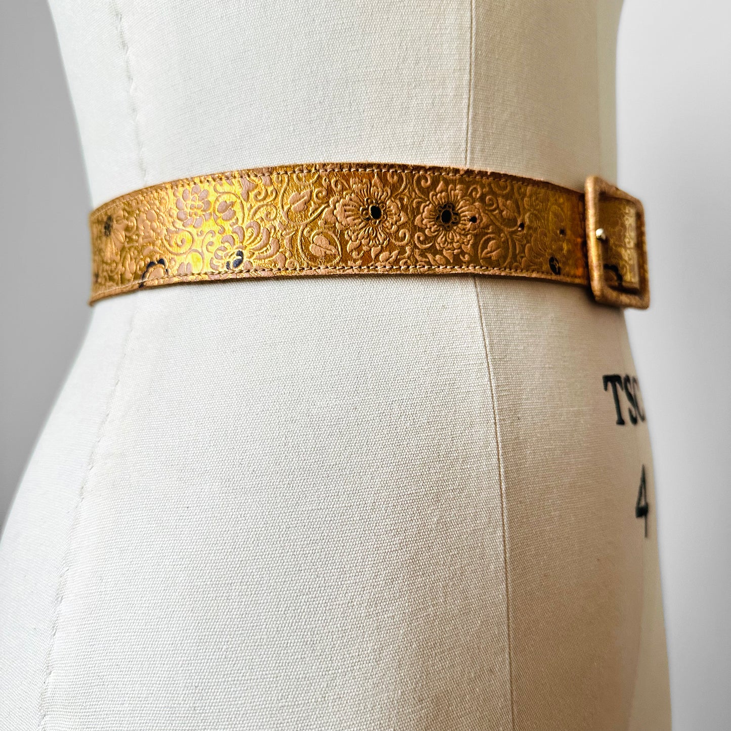 Gold Floral Made in Italy True Waist Leather Slip Belt - Sz. 24.75-27.75