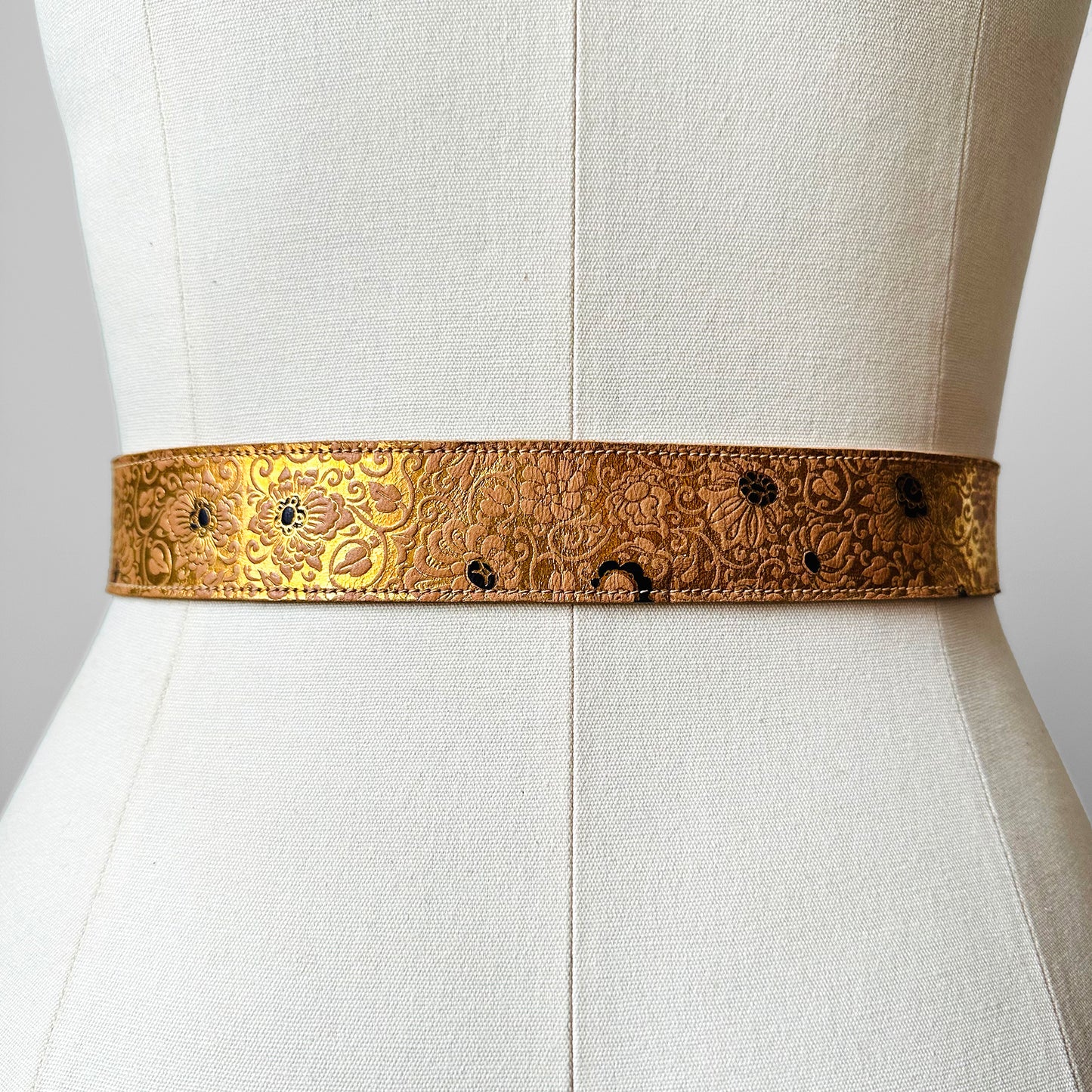 Gold Floral Made in Italy True Waist Leather Slip Belt - Sz. 24.75-27.75