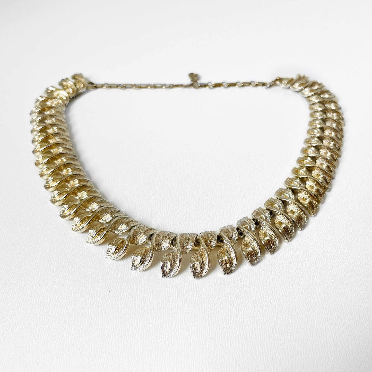 1950s Soft-Gold  Decorative Leaf Link Necklace