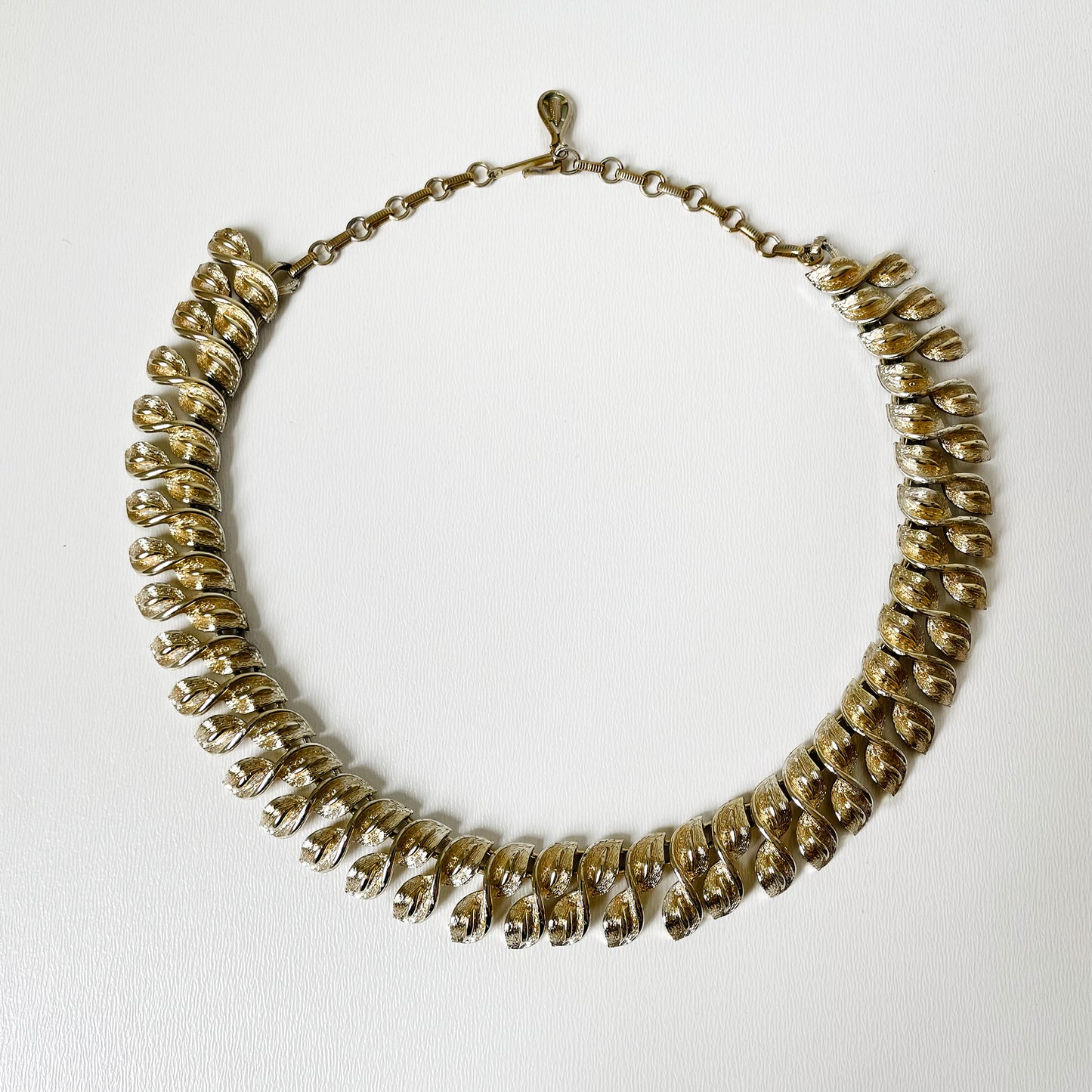 1950s Soft-Gold  Decorative Leaf Link Necklace