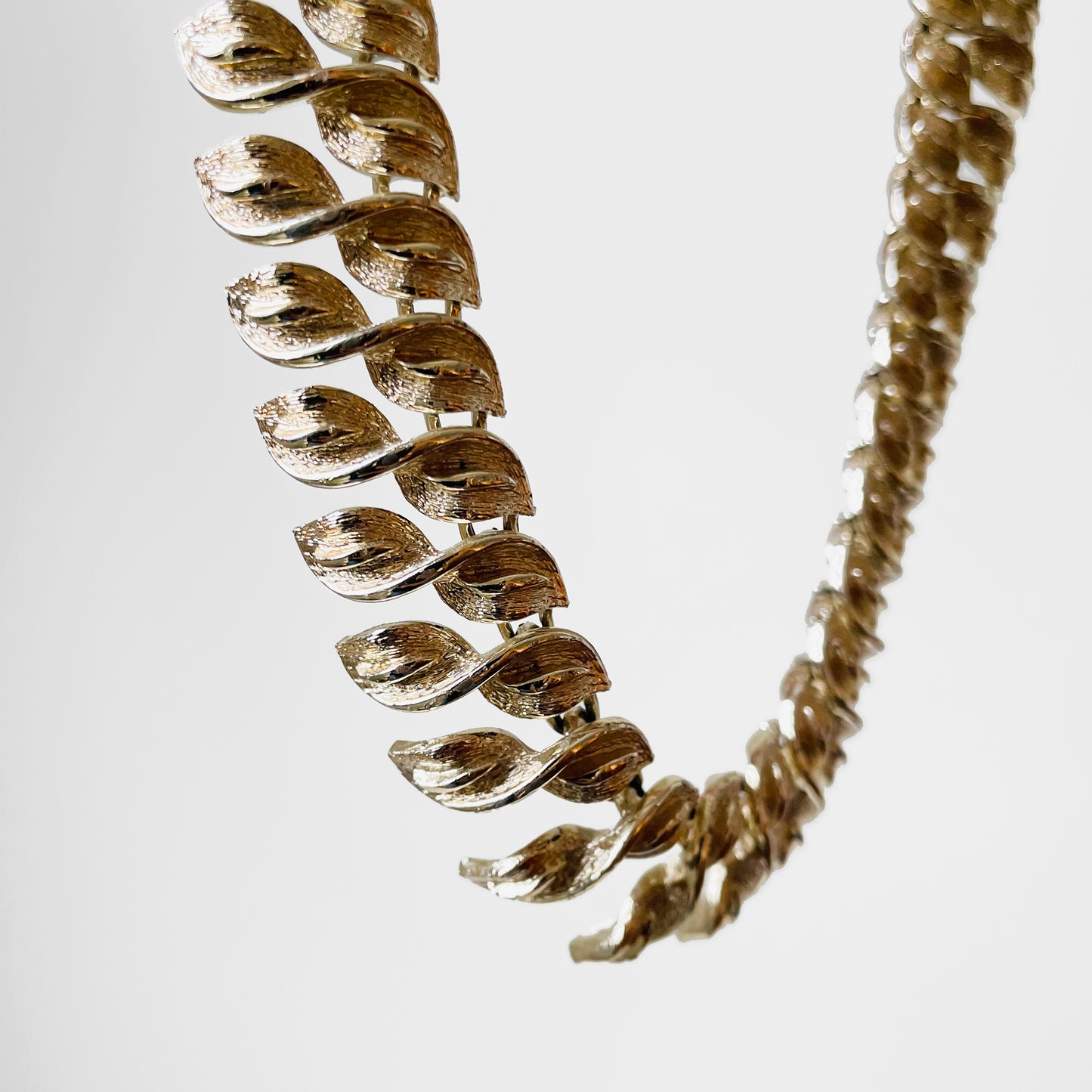 1950s Soft-Gold  Decorative Leaf Link Necklace