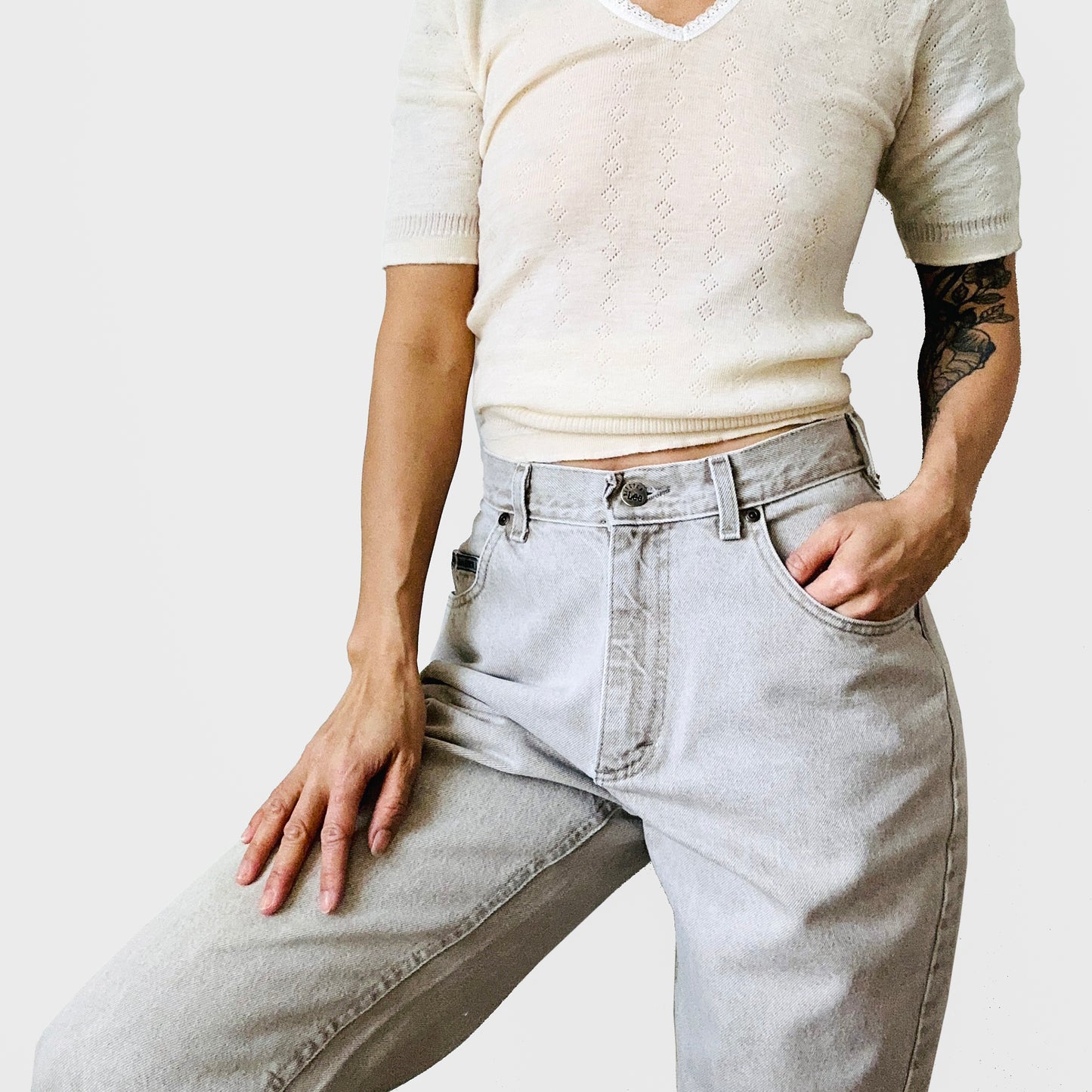 1980s - 1990s High-Waisted Tapered Leg Faded Grey Beige Soft Distressed LEE Riveted Jeans - Waist 27.5