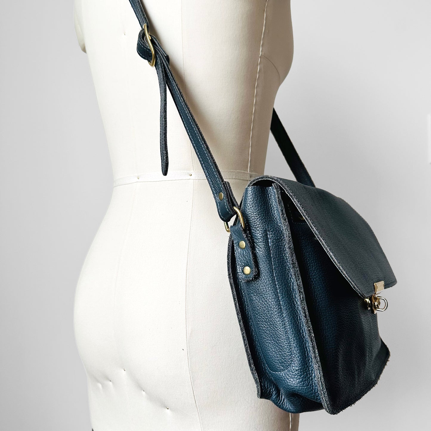 1990s Navy Blue Durable Textured Worn-In Leather Shoulder-Bag Purse