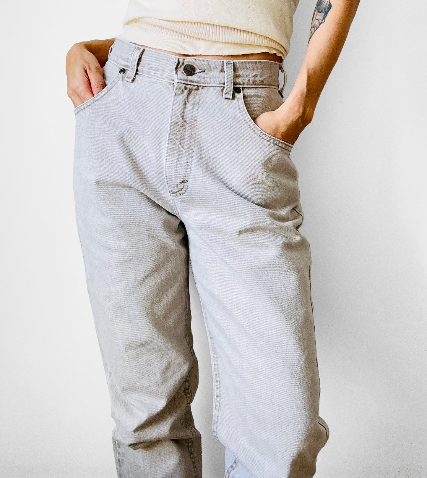 1980s - 1990s High-Waisted Tapered Leg Faded Grey Beige Soft Distressed LEE Riveted Jeans - Waist 27.5