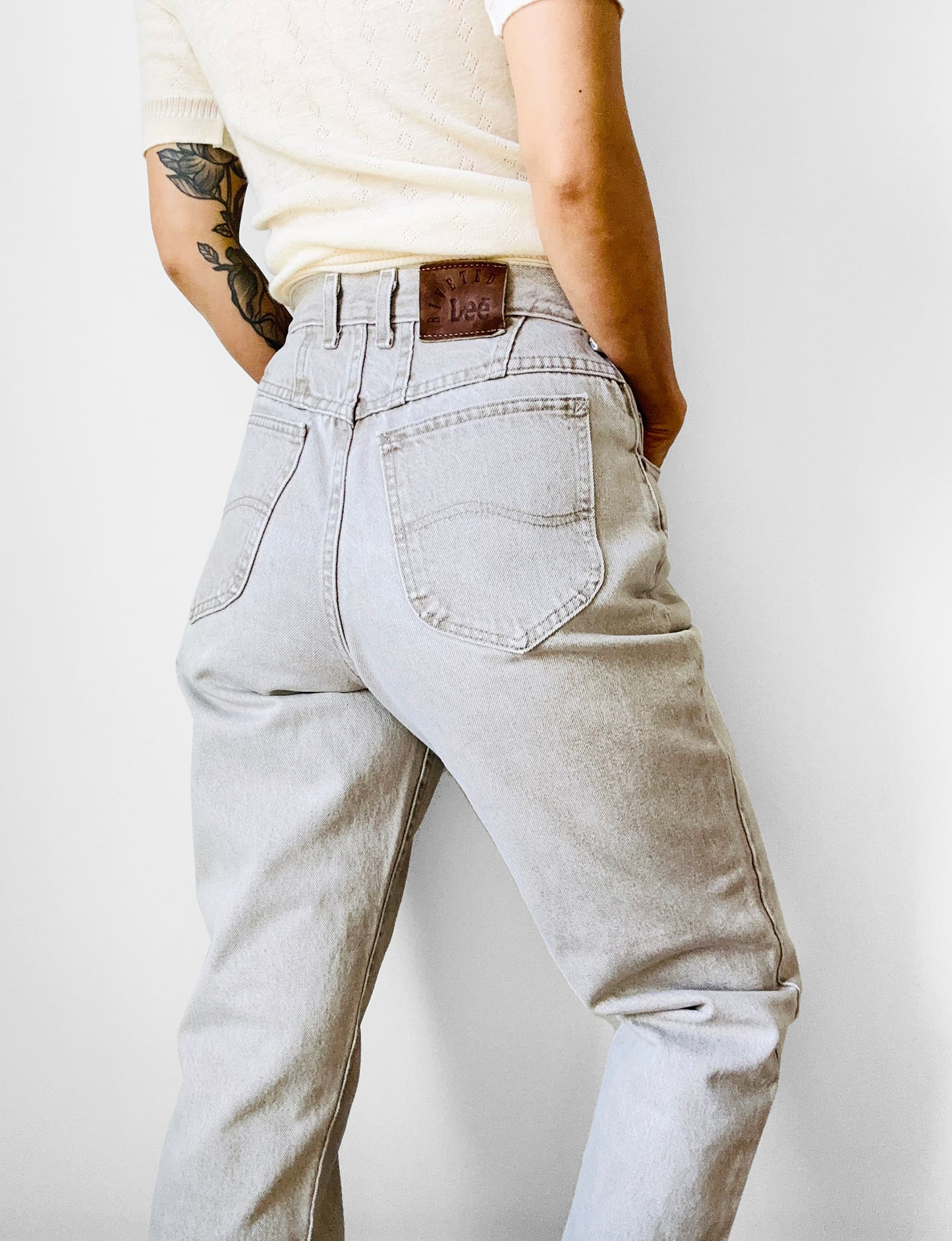 1980s - 1990s High-Waisted Tapered Leg Faded Grey Beige Soft Distressed LEE Riveted Jeans - Waist 27.5