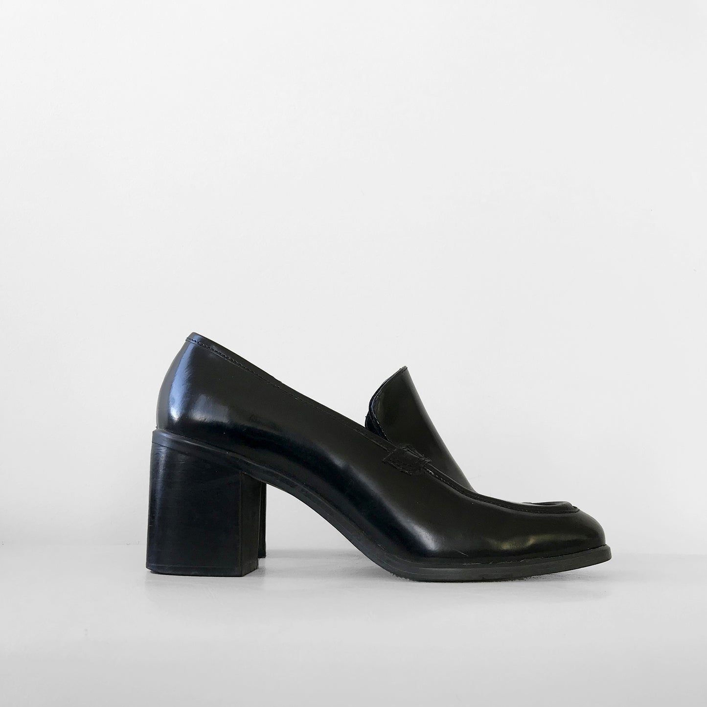 1990s Black Patent-Leather Block-Heeled Slip-On Shoes - Sz. 6B