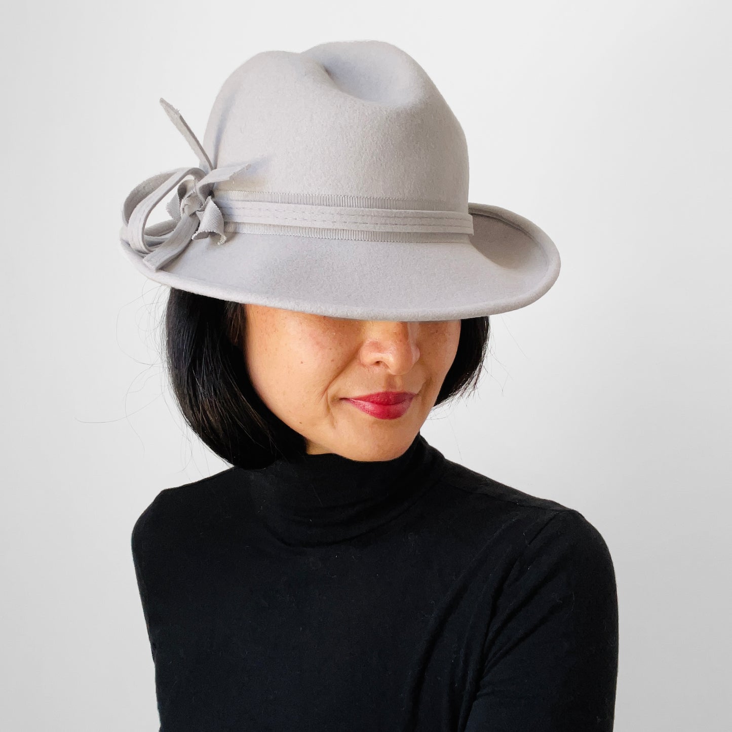 1960s Soft-Grey Felt Feathered Fedora - Sz. S