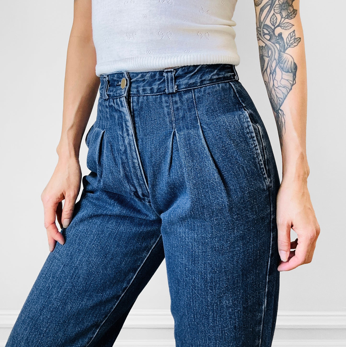 1980s Sasson Brand High-Waisted Pleated Tapered Leg Denim Blue Jeans - Waist 26