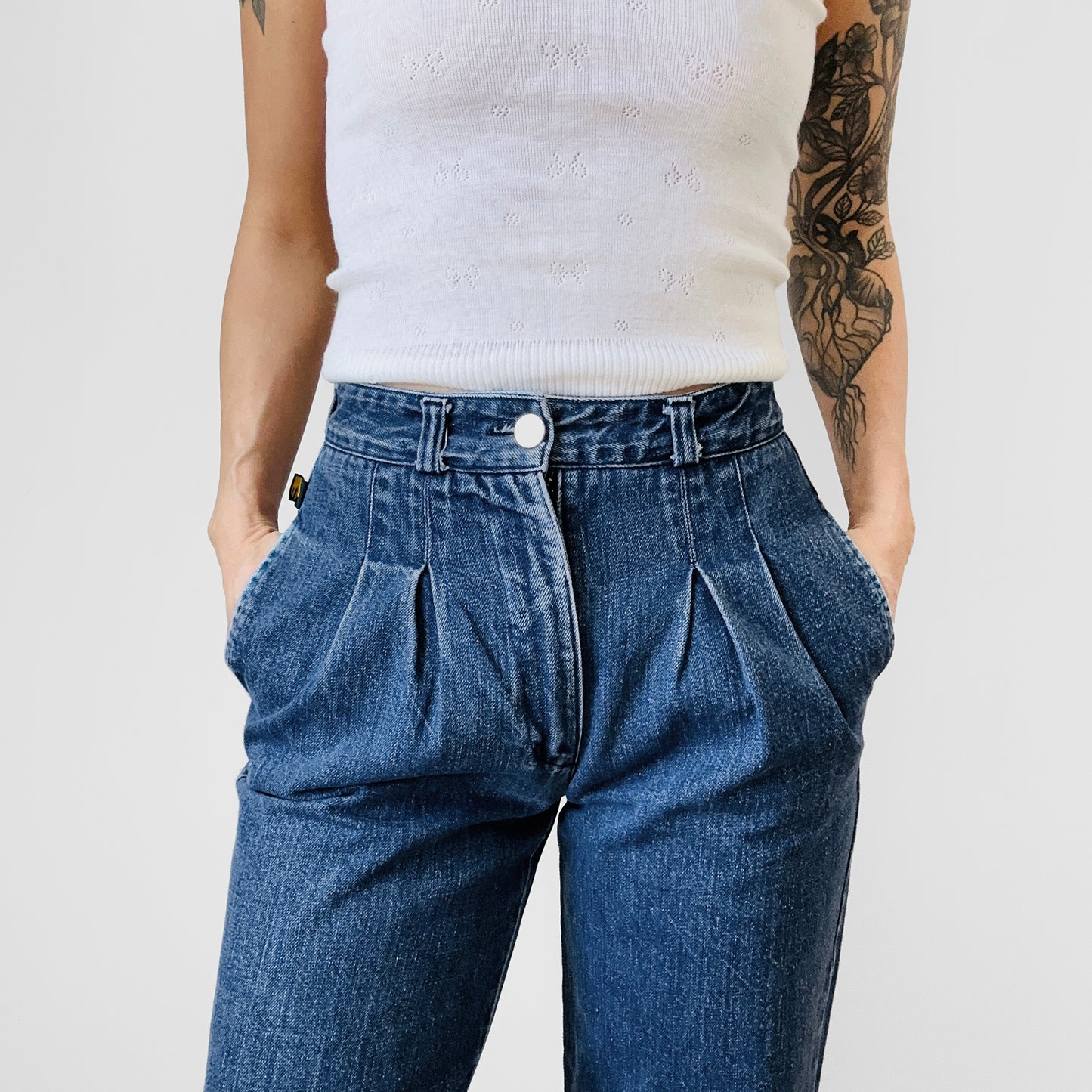 1980s Sasson Brand High-Waisted Pleated Tapered Leg Denim Blue Jeans - Waist 26