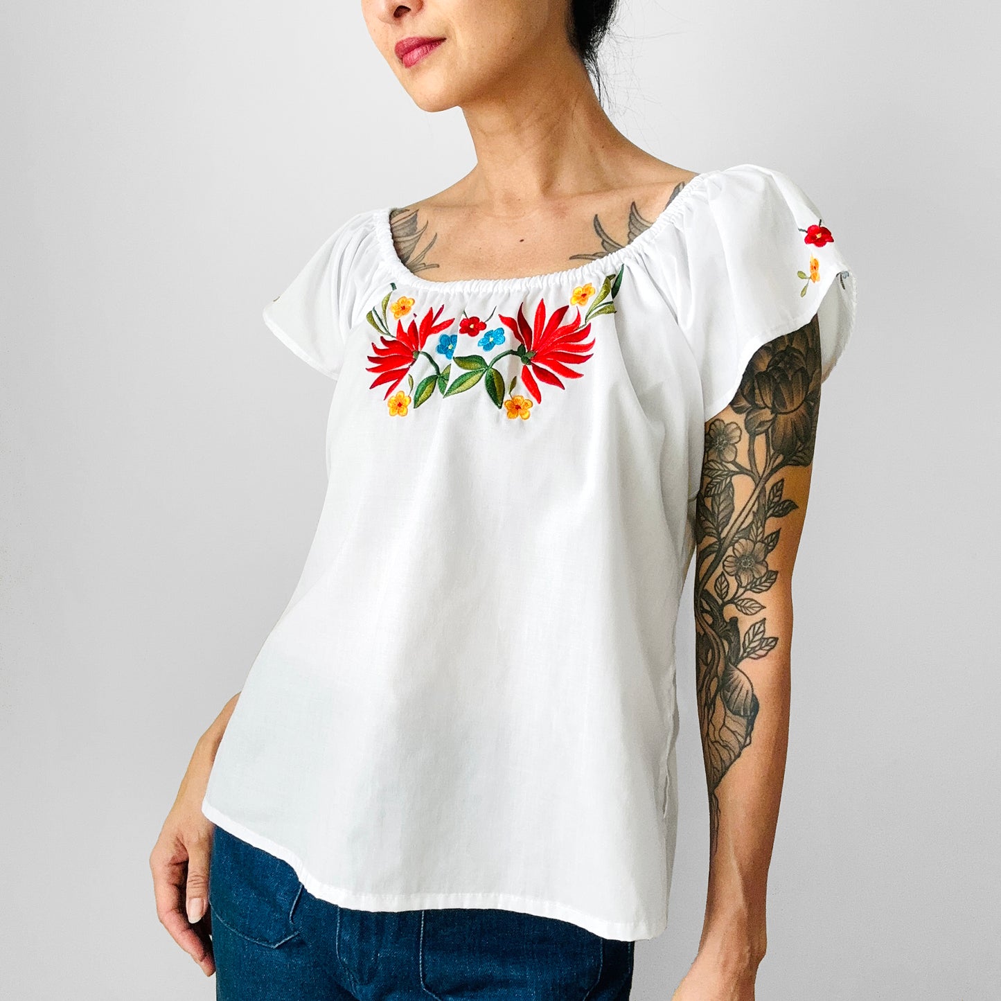 1970s Floral Embroidered White A-Line Cotton Mexican Boho Top - Sz. S