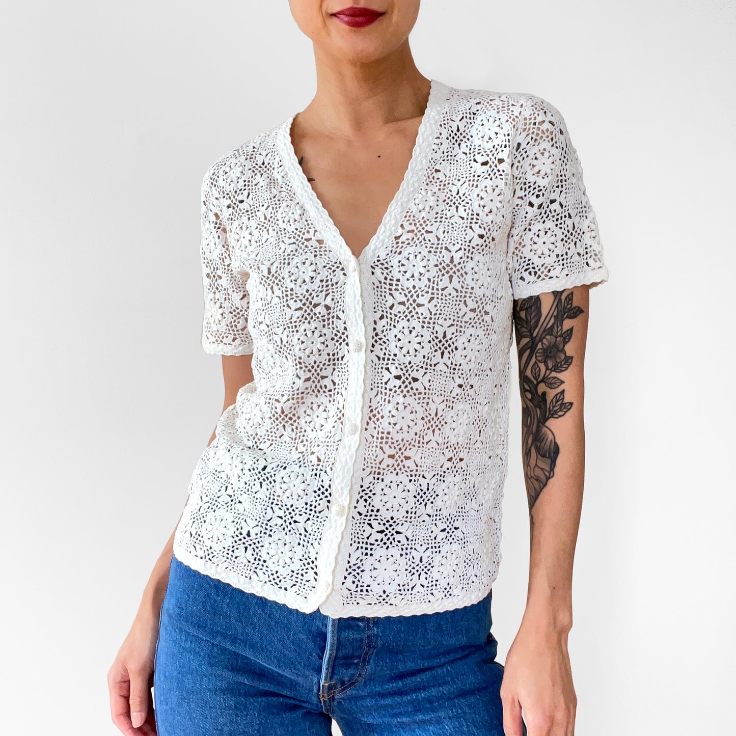 1970s Off-White Floral Crochet Button-Front Bohemian Short Sleeve Fitted Top