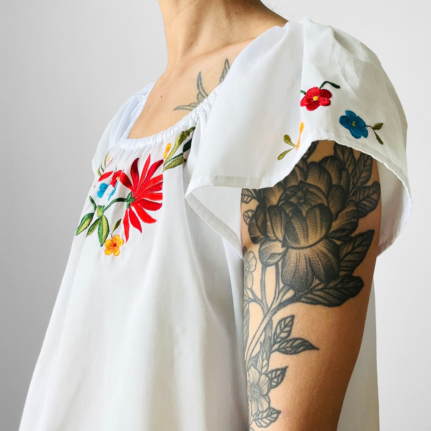 1970s Floral Embroidered White A-Line Cotton Mexican Boho Top - Sz. S