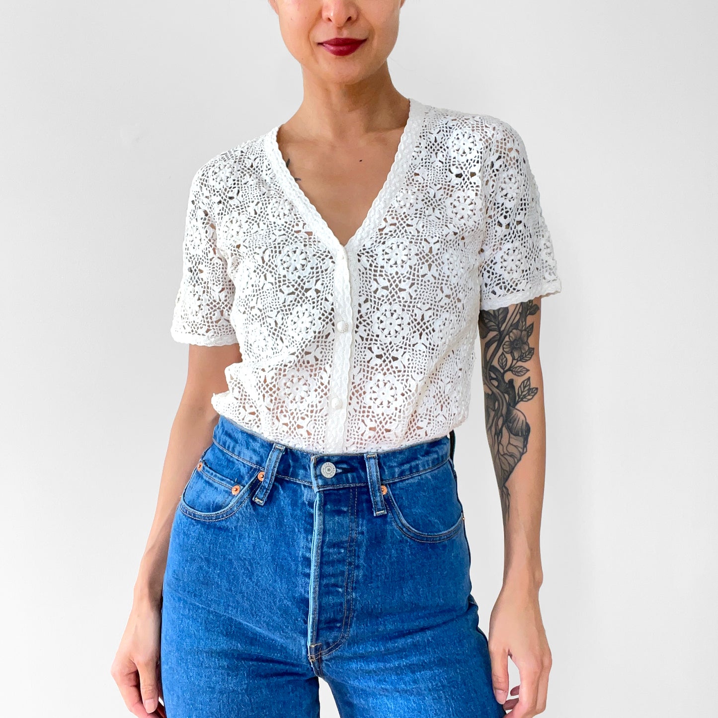 1970s Off-White Floral Crochet Button-Front Bohemian Short Sleeve Fitted Top