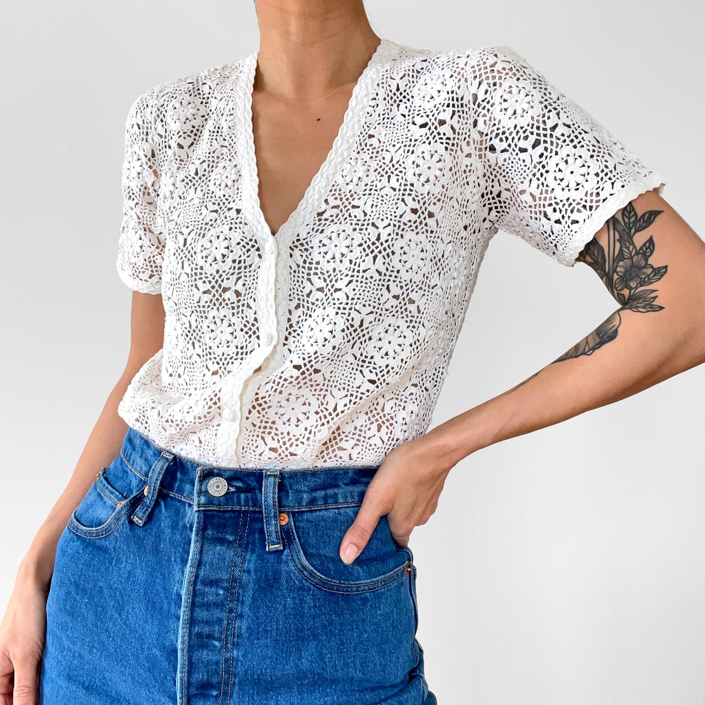 1970s Off-White Floral Crochet Button-Front Bohemian Short Sleeve Fitted Top