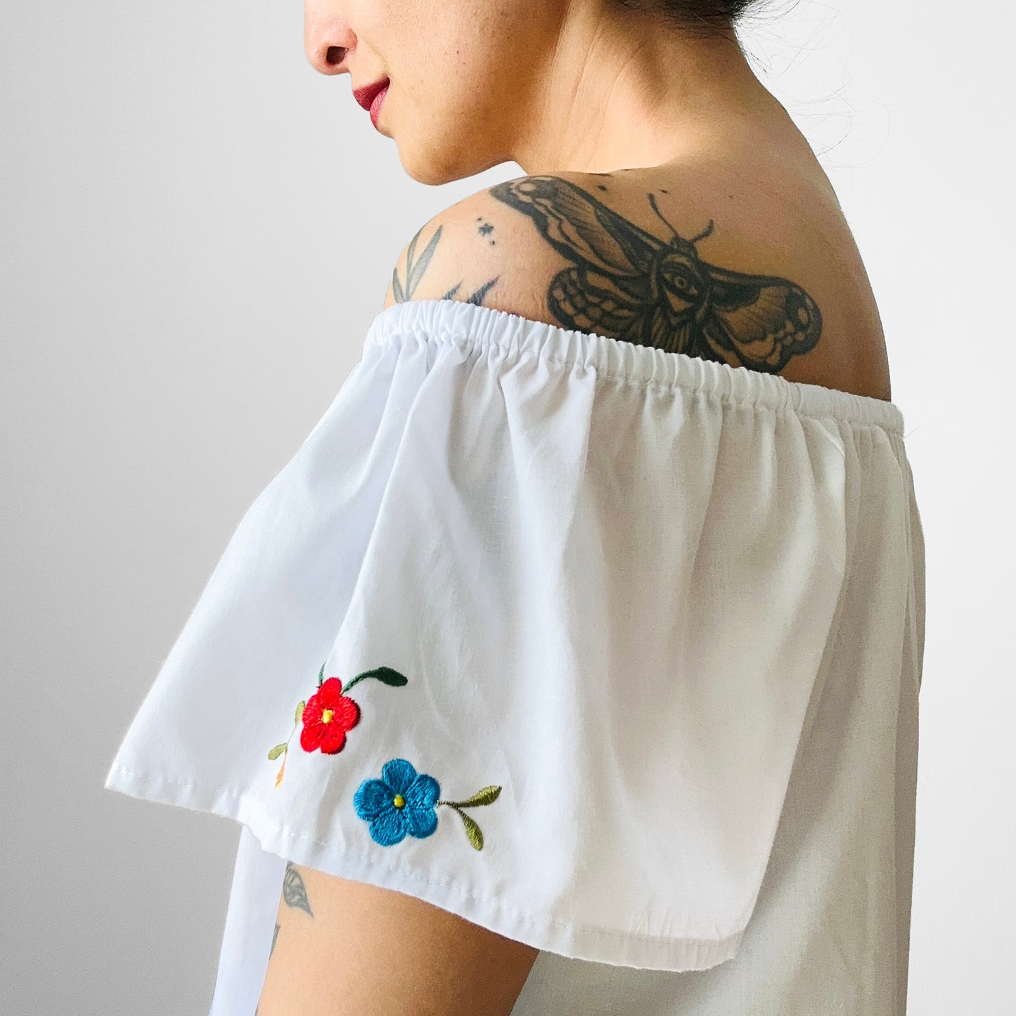 1970s Floral Embroidered White A-Line Cotton Mexican Boho Top - Sz. S