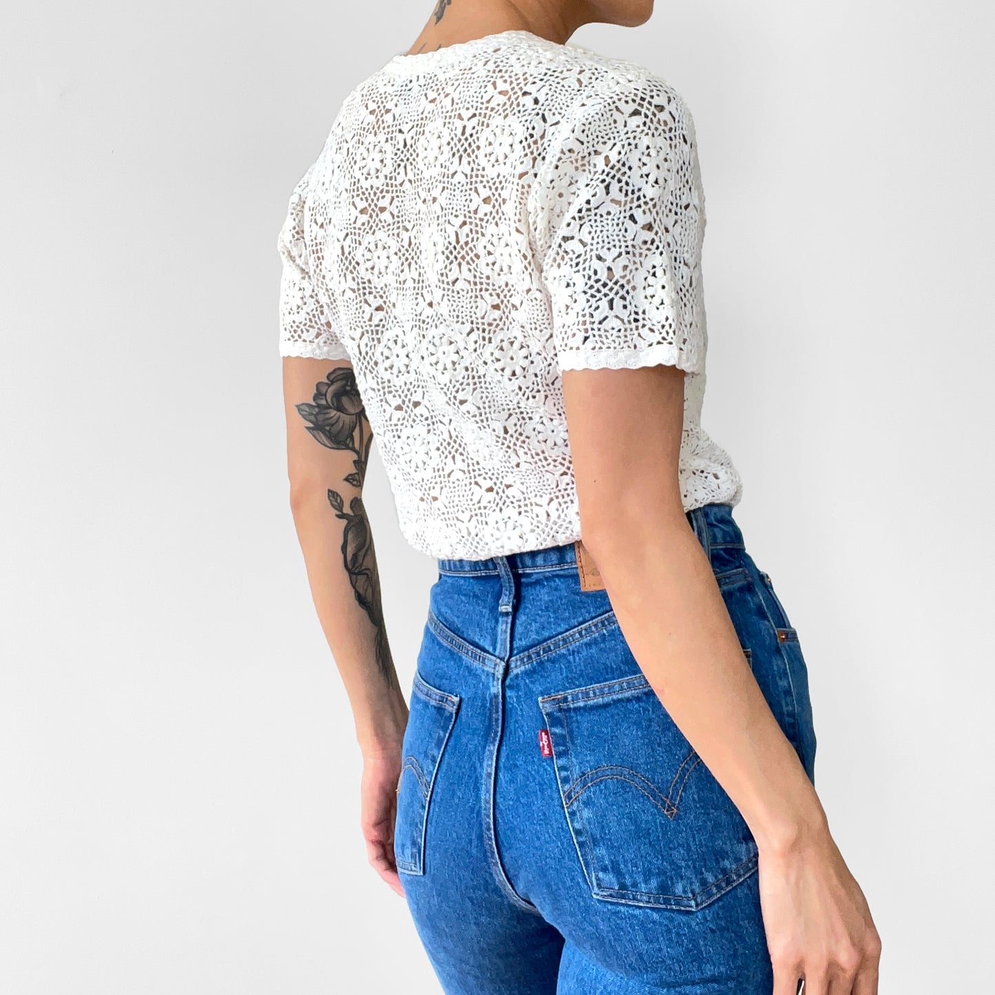 1970s Off-White Floral Crochet Button-Front Bohemian Short Sleeve Fitted Top