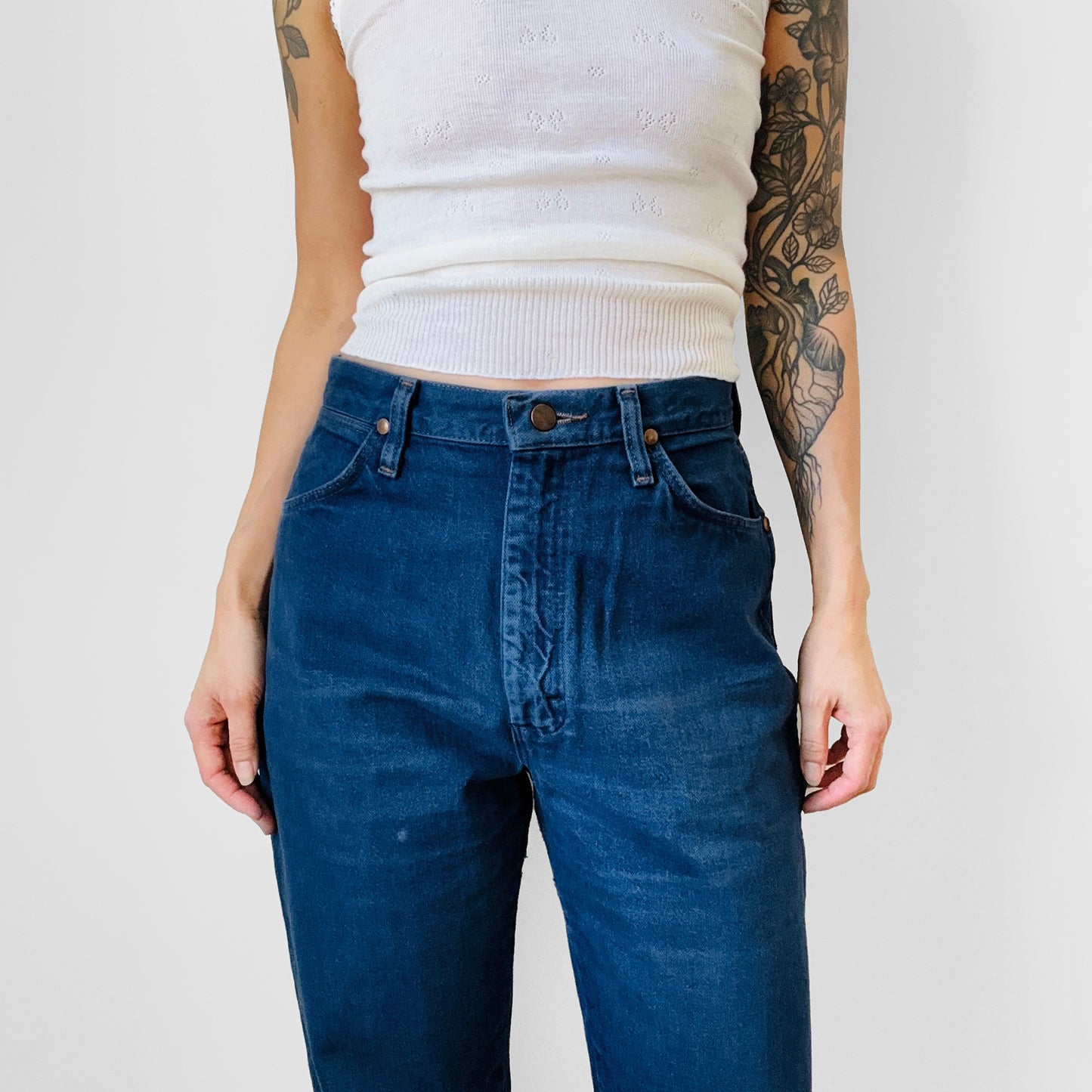 1990s Made in the USA Dark Blue Red Tab WRANGLER Straight Leg High-Waisted Mom Jeans - Waist 28