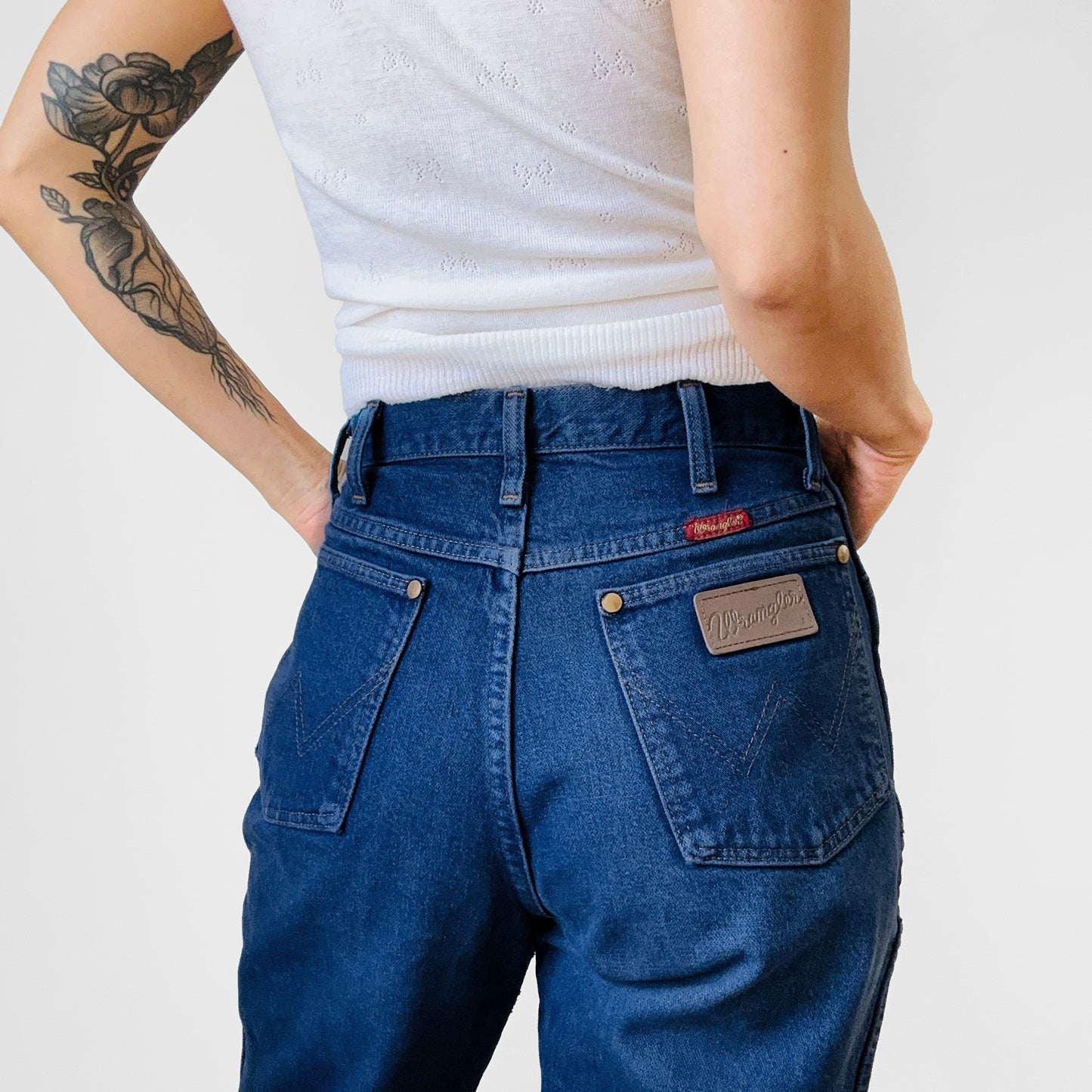 1990s Made in the USA Dark Blue Red Tab WRANGLER Straight Leg High-Waisted Mom Jeans - Waist 28