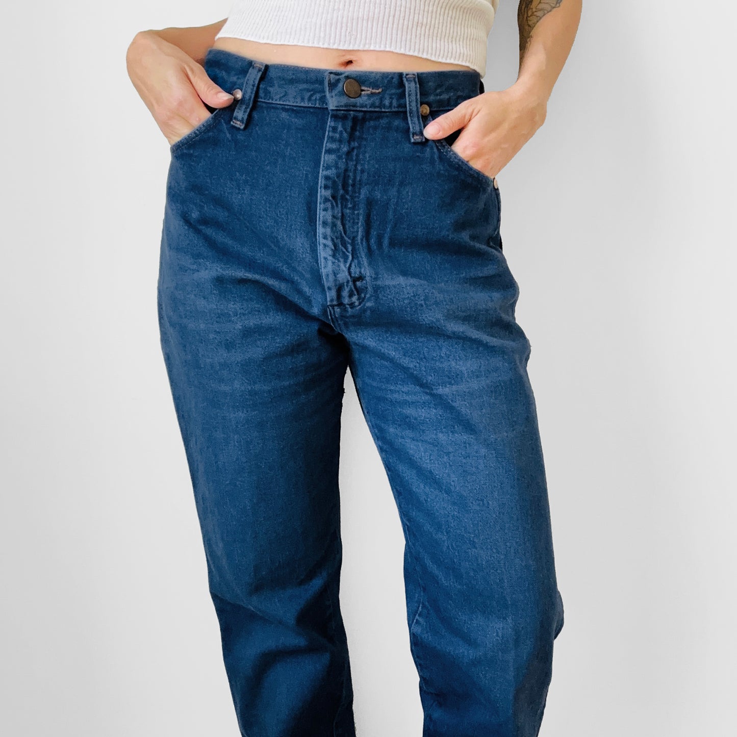 1990s Made in the USA Dark Blue Red Tab WRANGLER Straight Leg High-Waisted Mom Jeans - Waist 28